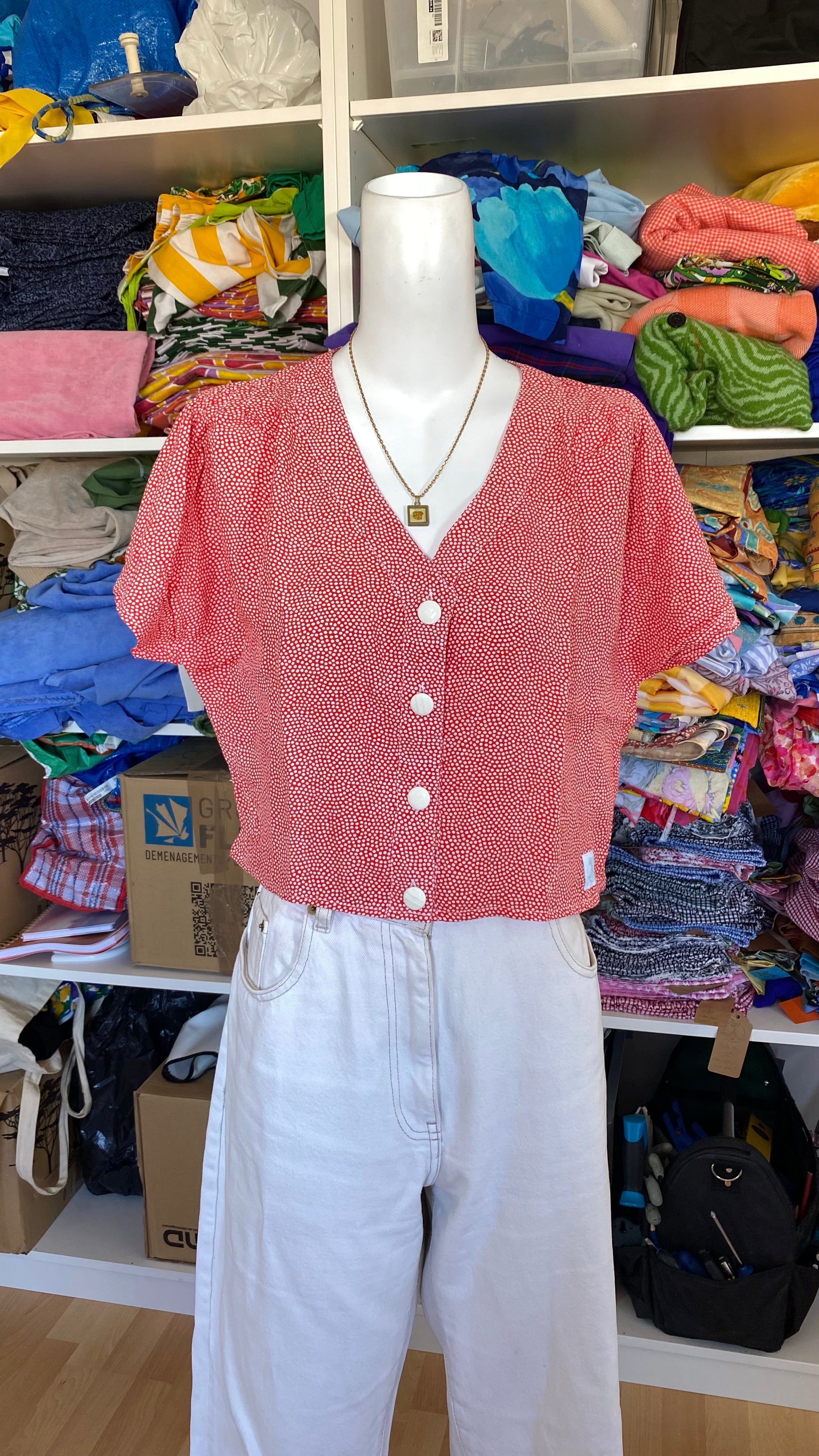 Cropped • T. 34 à 38 • Chemise rouge pastel à pois blanc