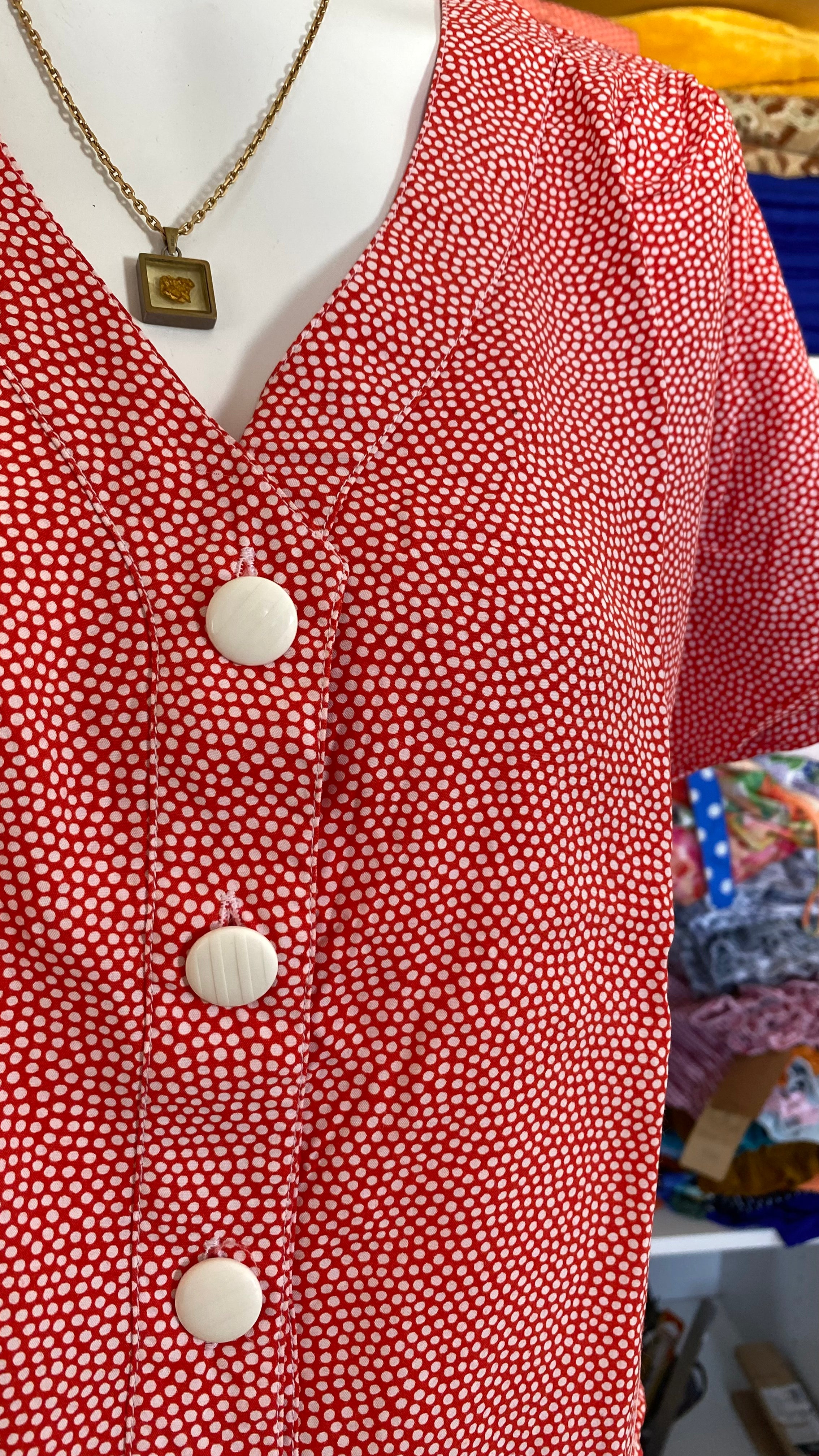 Cropped • T. 34 à 38 • Chemise rouge pastel à pois blanc