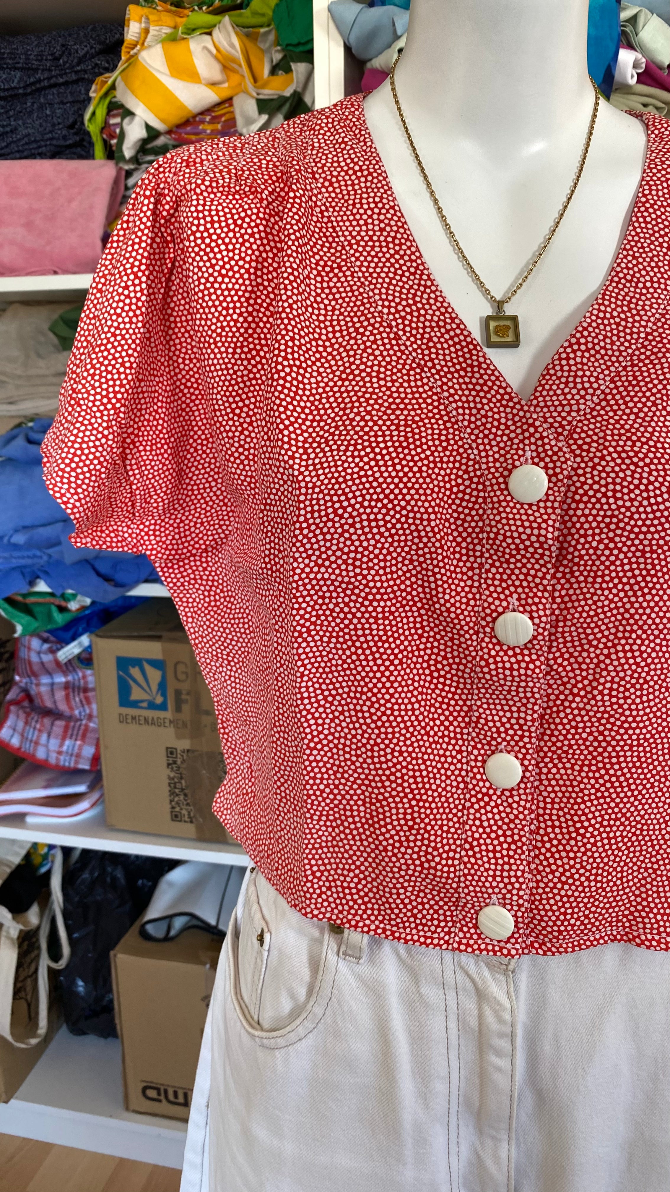 Cropped • T. 34 à 38 • Chemise rouge pastel à pois blanc