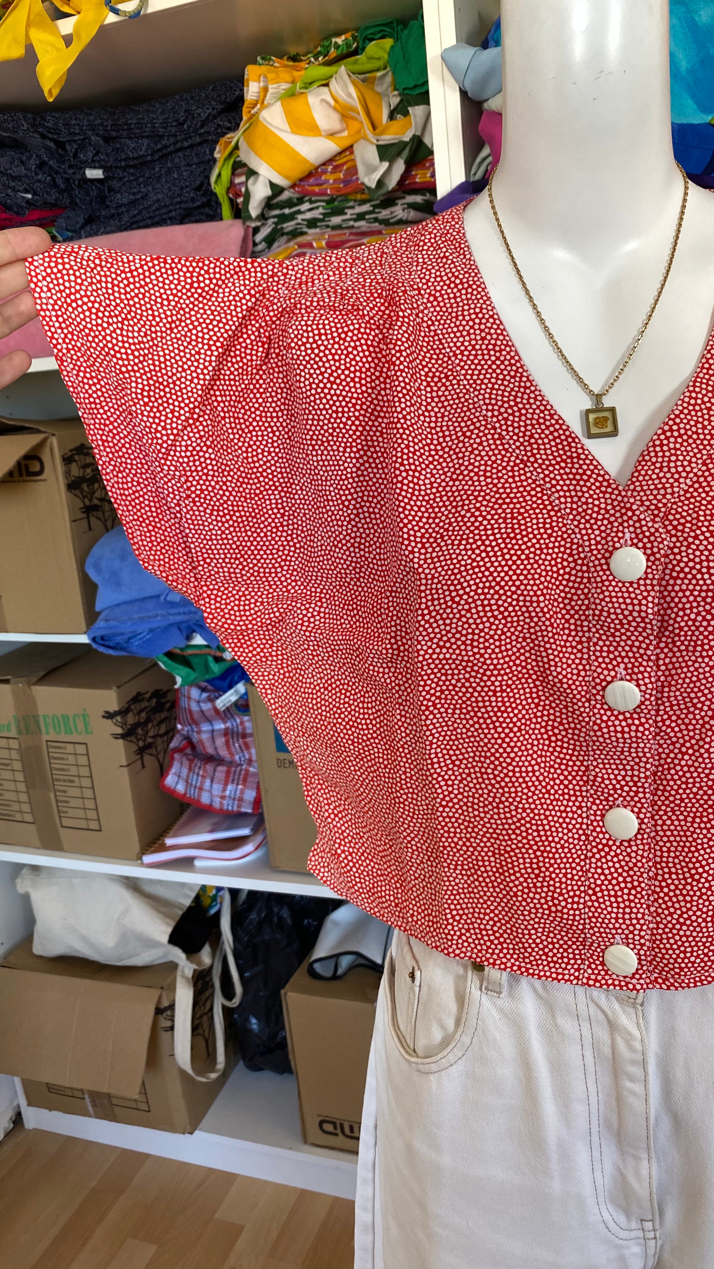 Cropped • T. 34 à 38 • Chemise rouge pastel à pois blanc