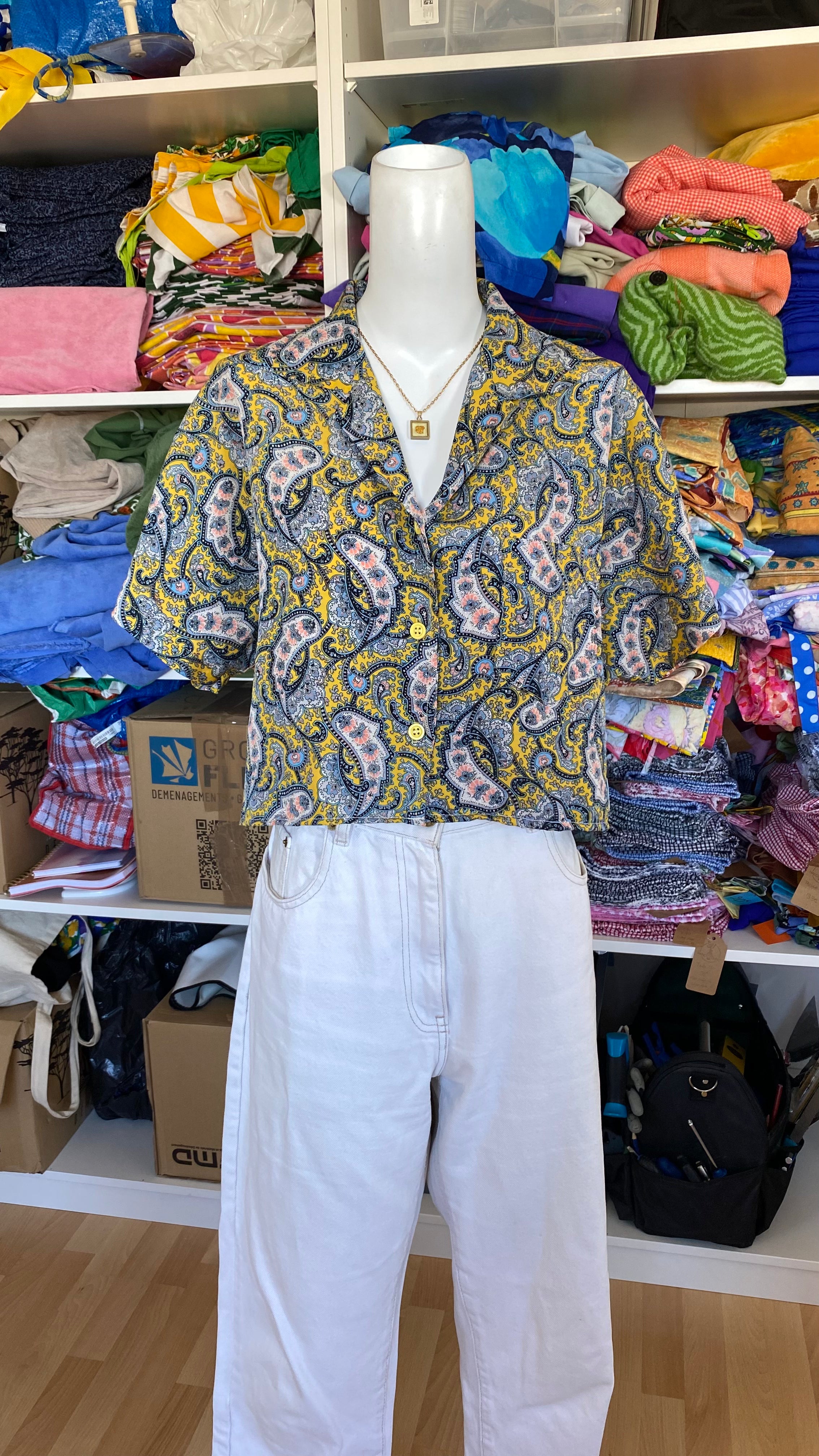 Cropped • T. 36 à 40 • Chemise jaune motif cachemire bleu et rose