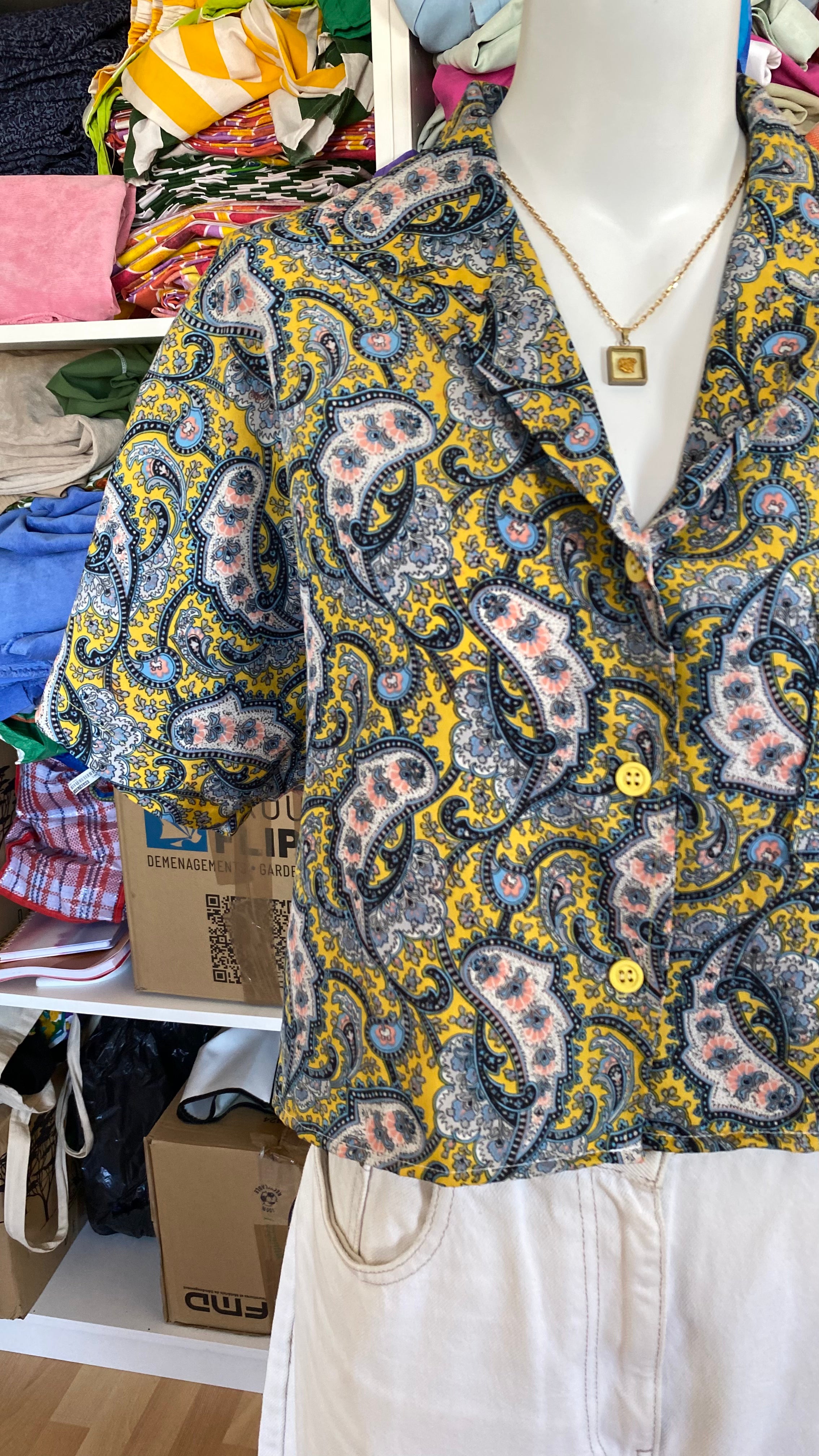 Cropped • T. 36 à 40 • Chemise jaune motif cachemire bleu et rose