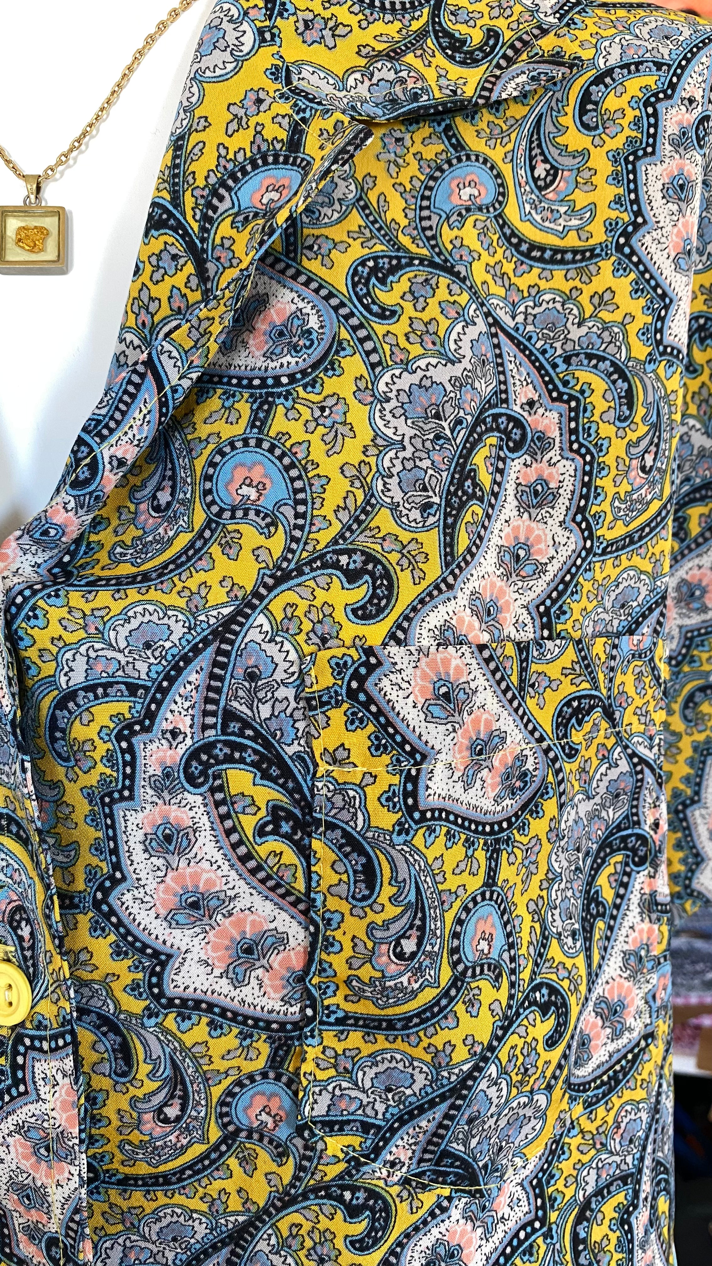 Cropped • T. 36 à 40 • Chemise jaune motif cachemire bleu et rose