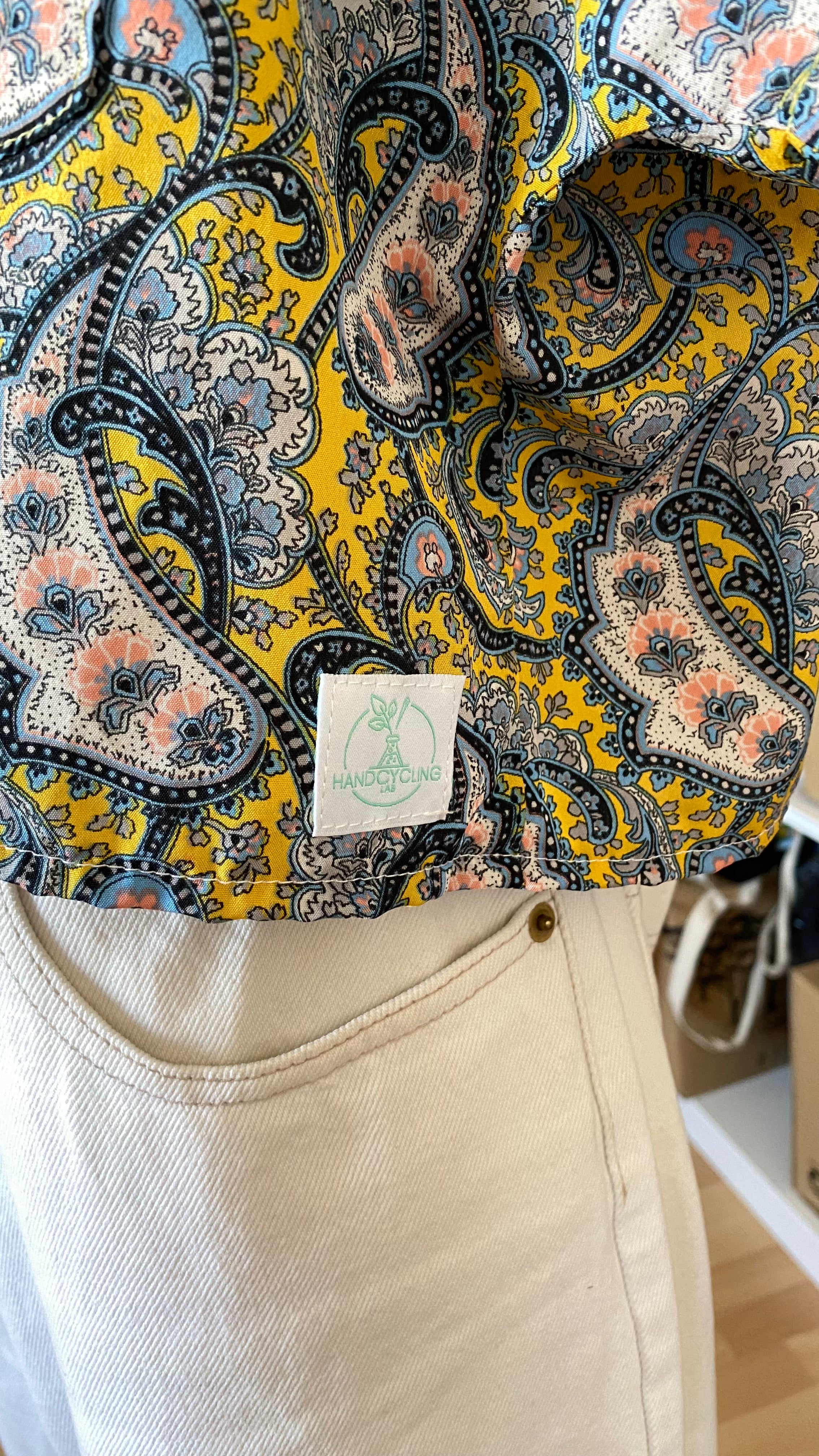Cropped • T. 36 à 40 • Chemise jaune motif cachemire bleu et rose