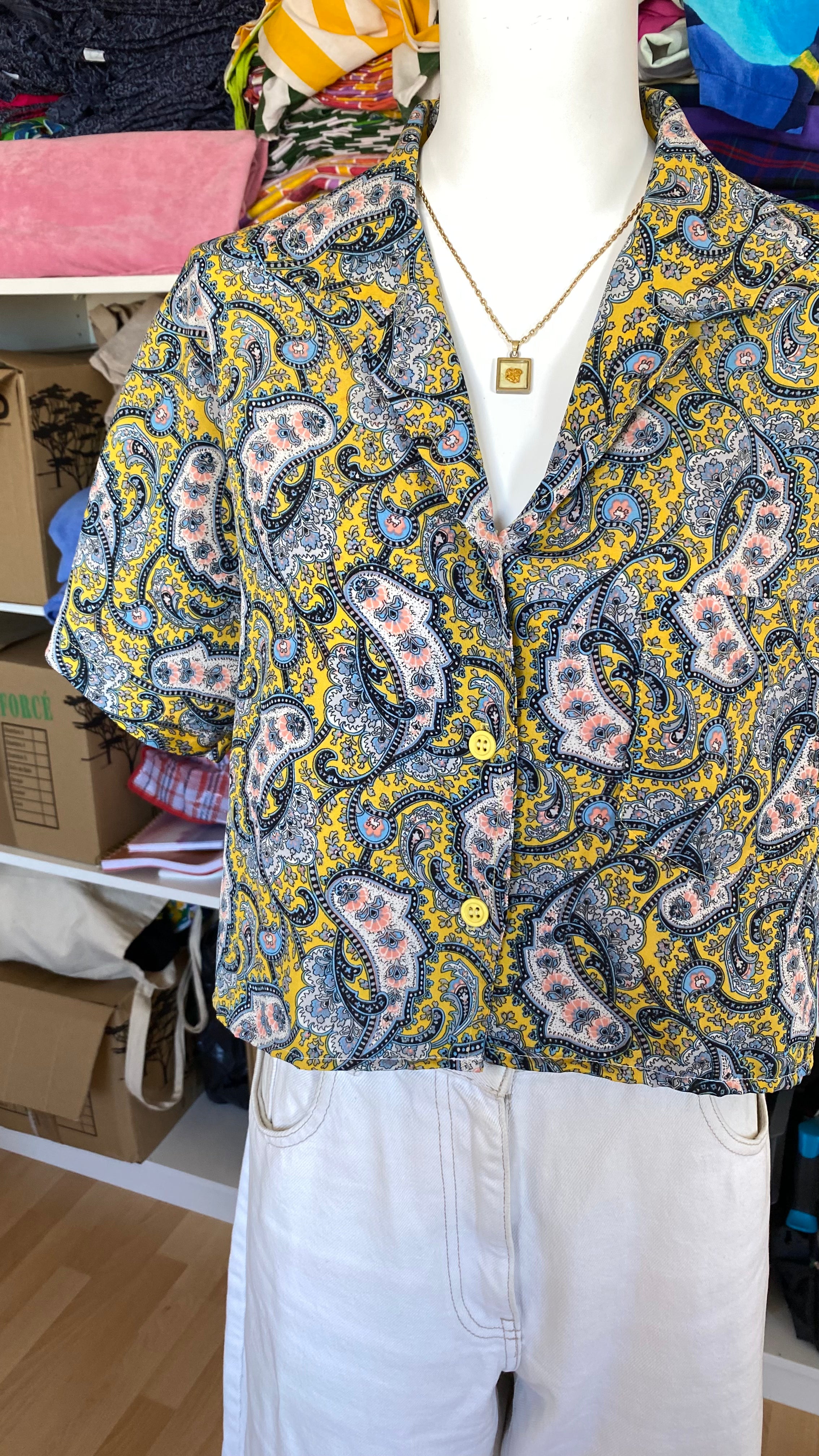 Cropped • T. 36 à 40 • Chemise jaune motif cachemire bleu et rose