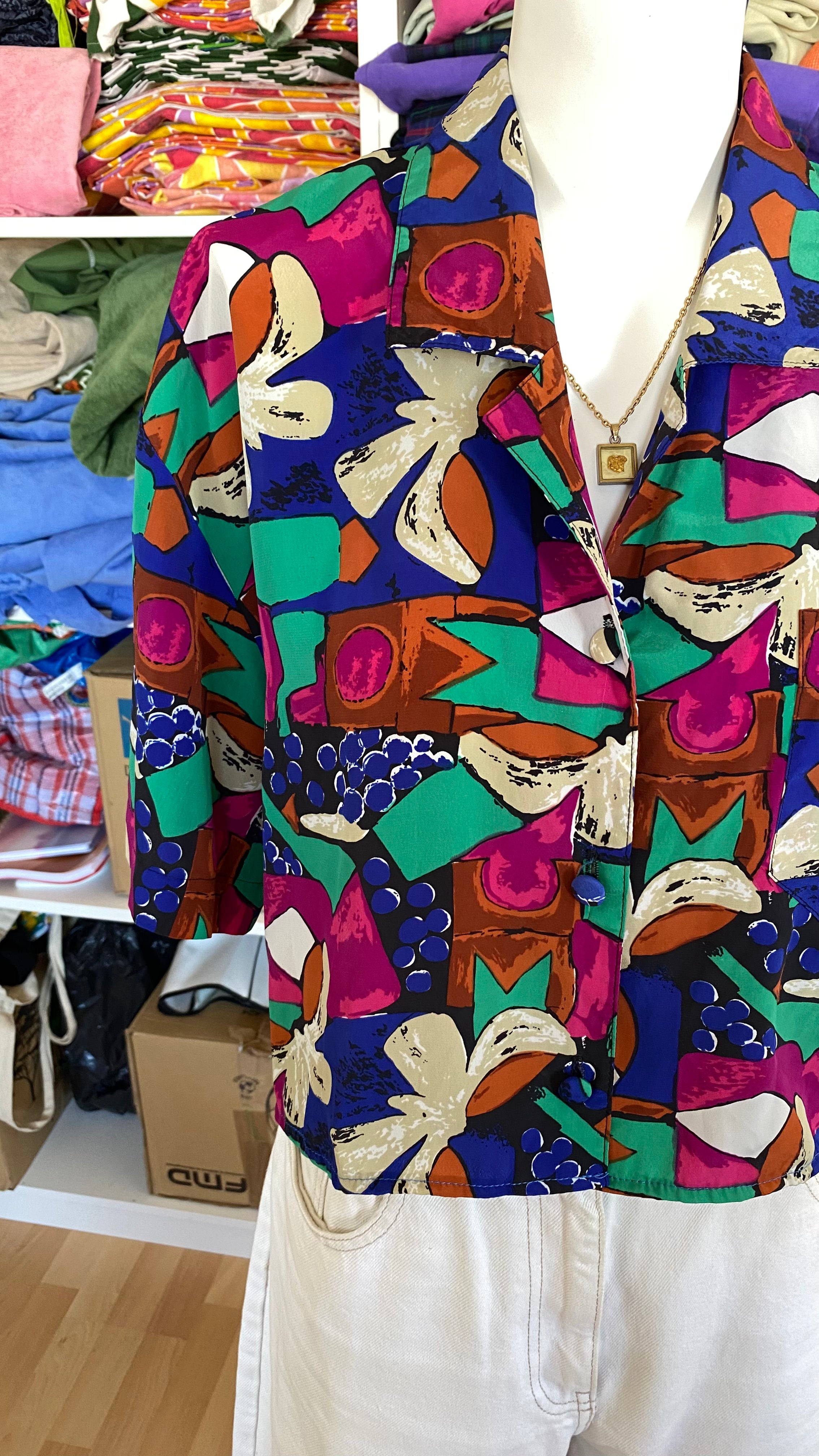 Cropped • T. 36 à 40 • Chemise vintage à motifs colorée