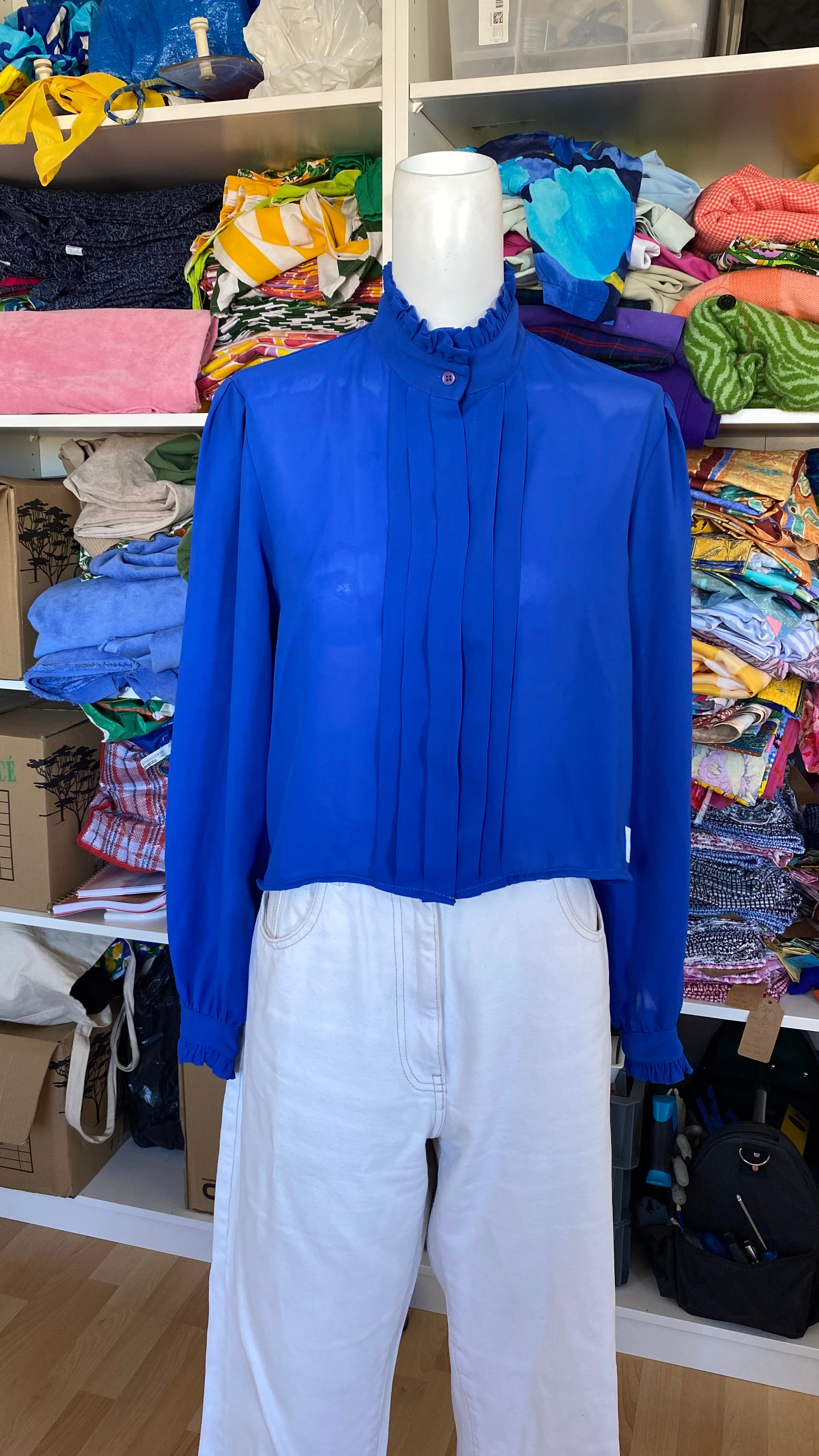 Cropped • T. 34 à 38 • Chemise bleu roi col victorien