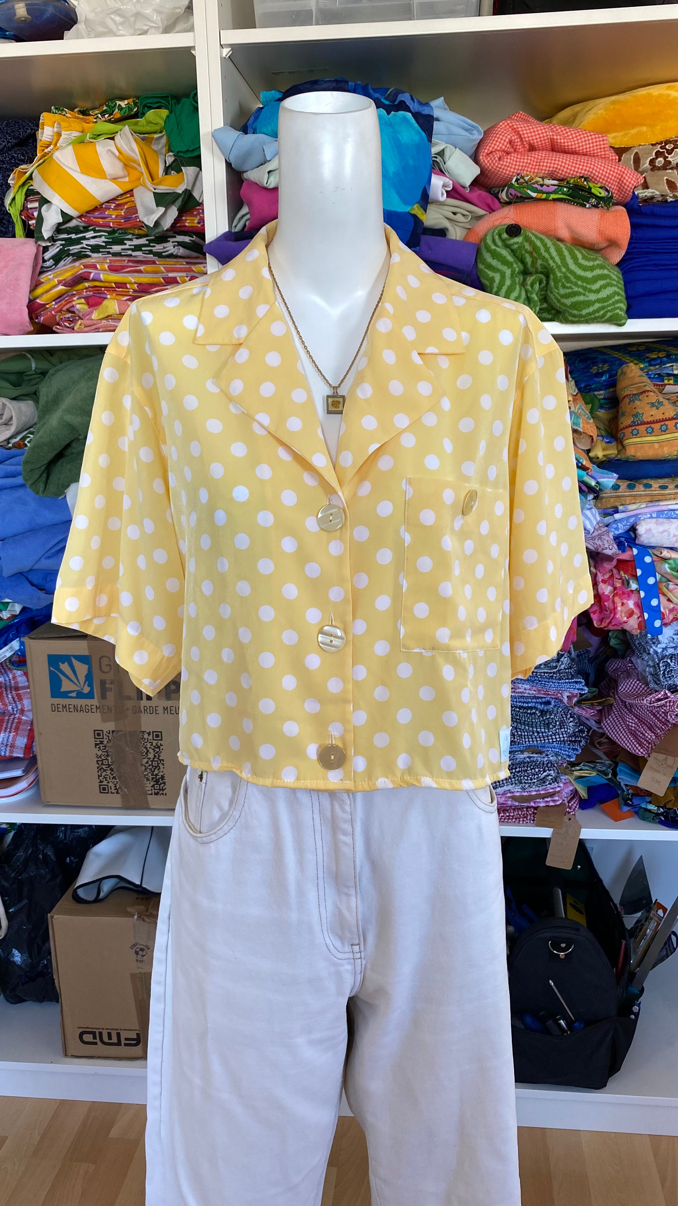 Cropped • T. 36 à 42 • Chemise jaune à pois blanc