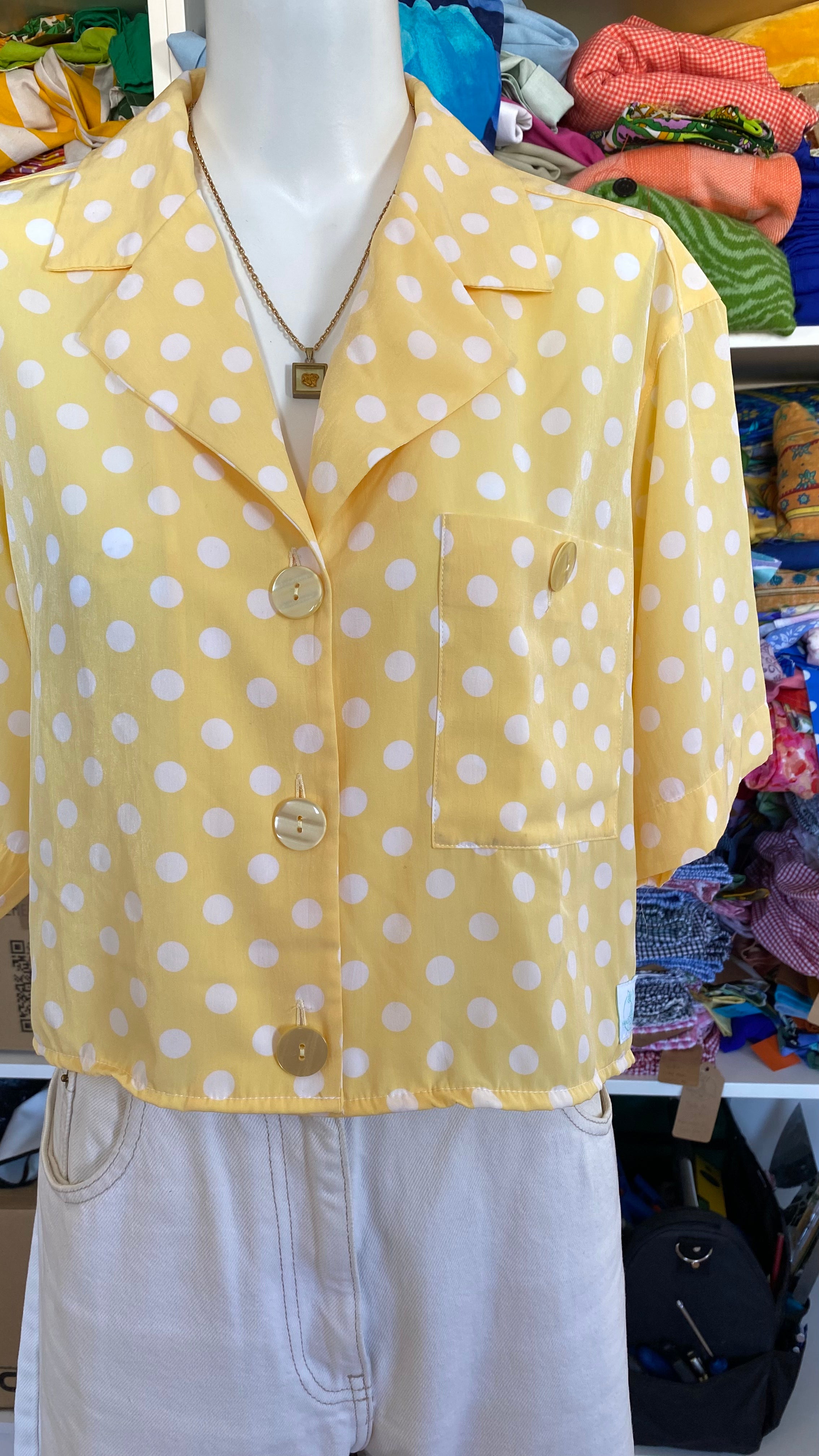 Cropped • T. 36 à 42 • Chemise jaune à pois blanc