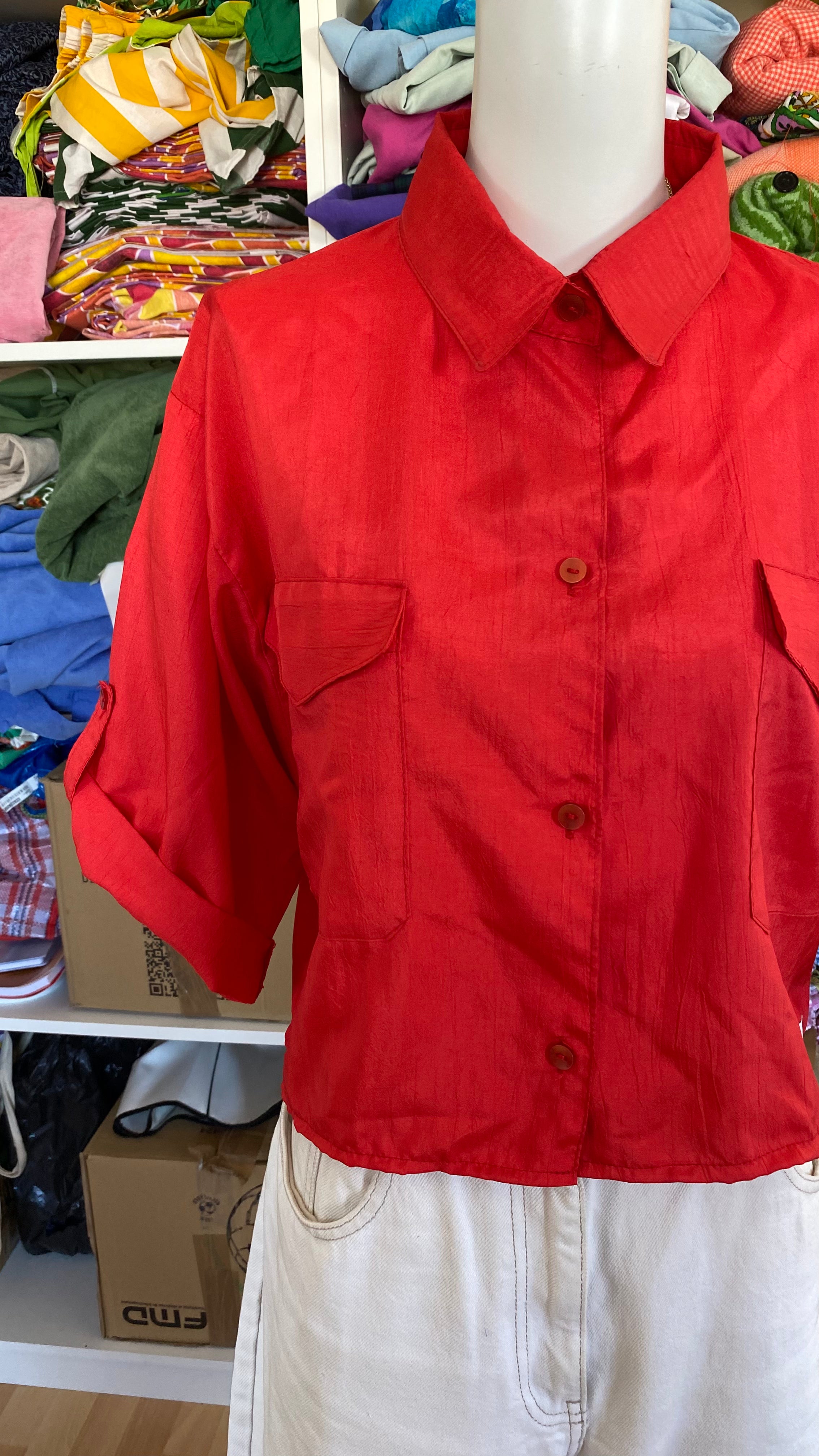 Cropped • T. 36 à 42 • Chemise rouge effet satiné