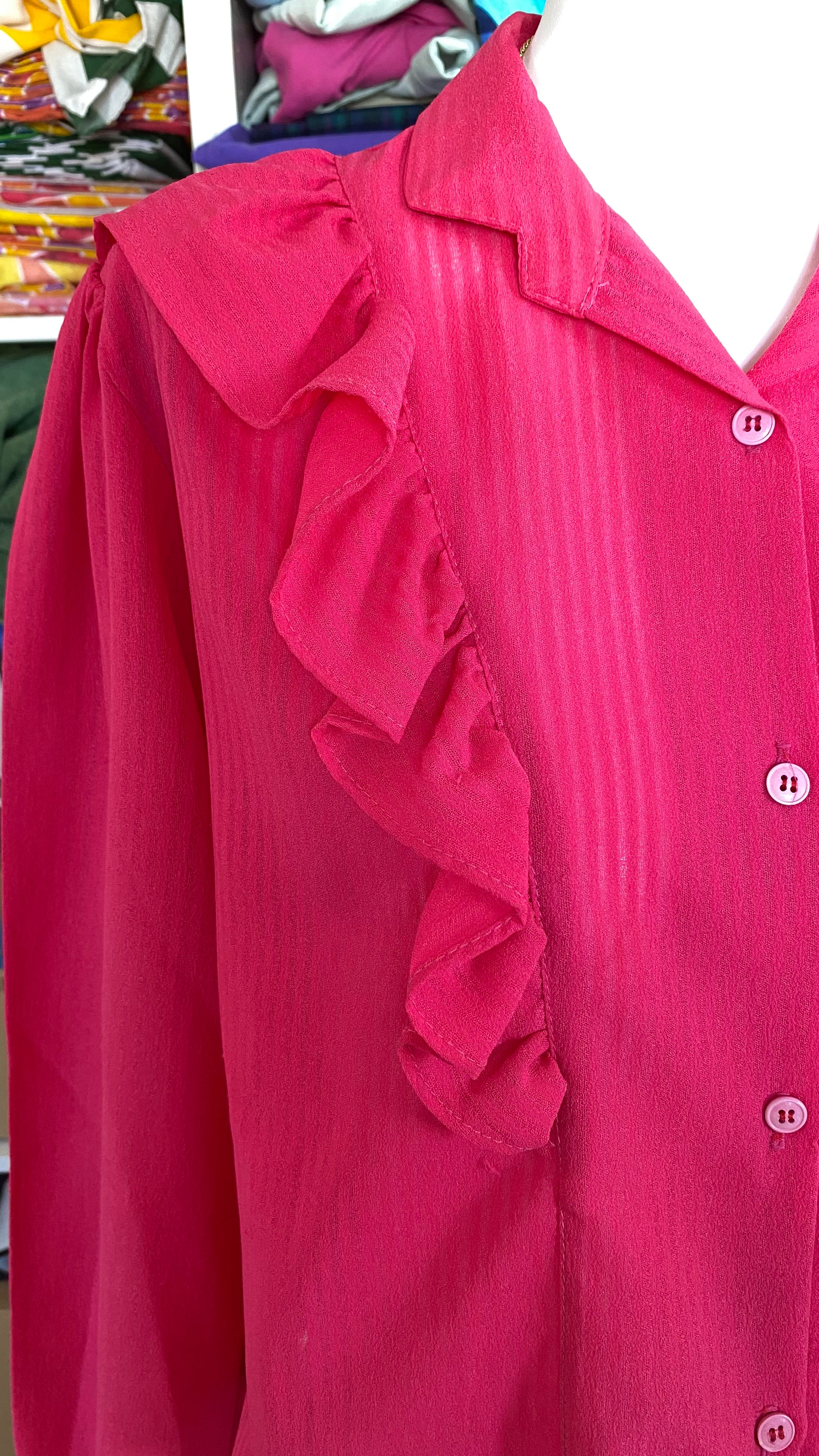 Froufrou • T. 34 à 38 • Chemise crop top fuchsia à froufrou