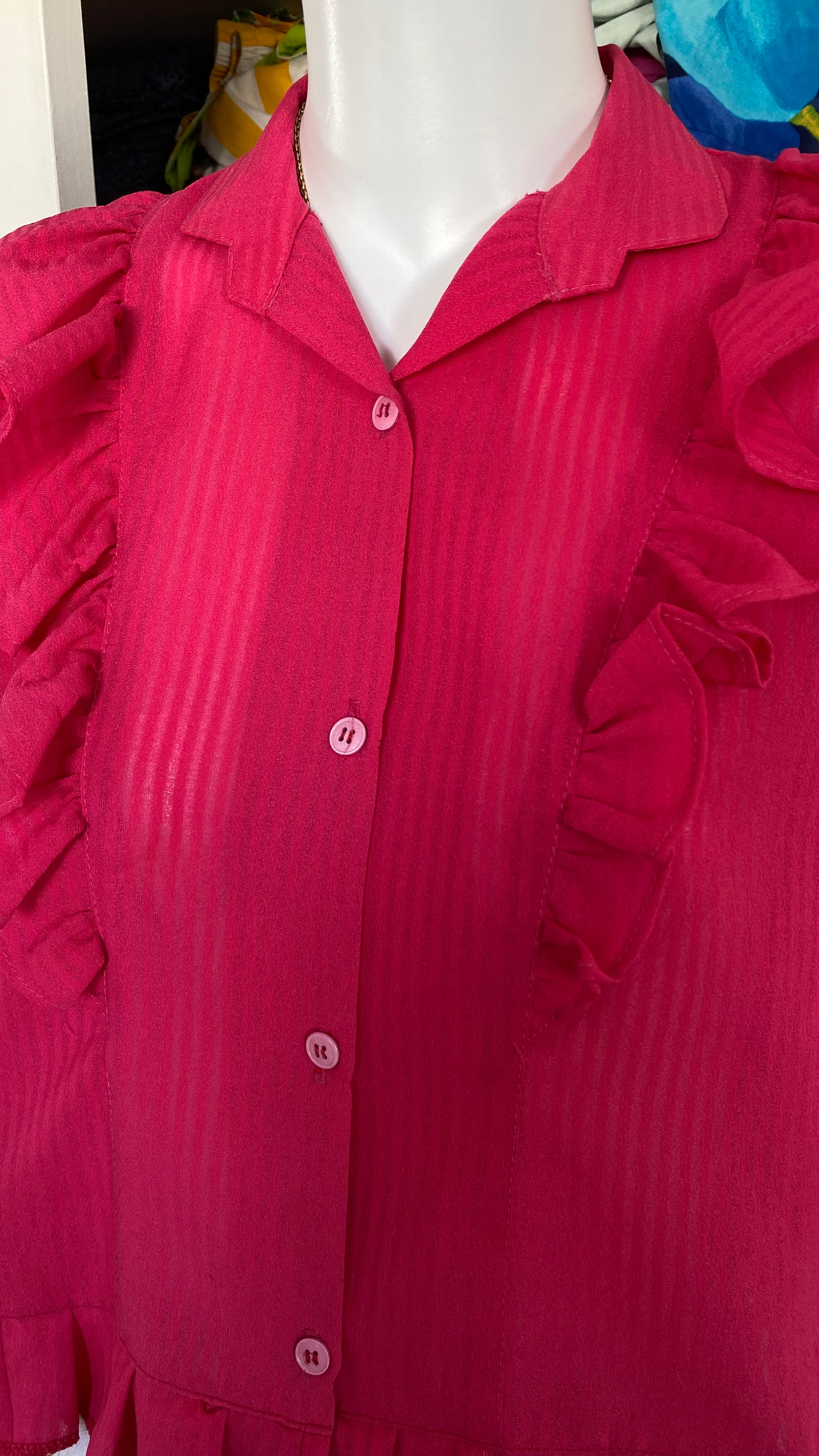 Froufrou • T. 34 à 38 • Chemise crop top fuchsia à froufrou