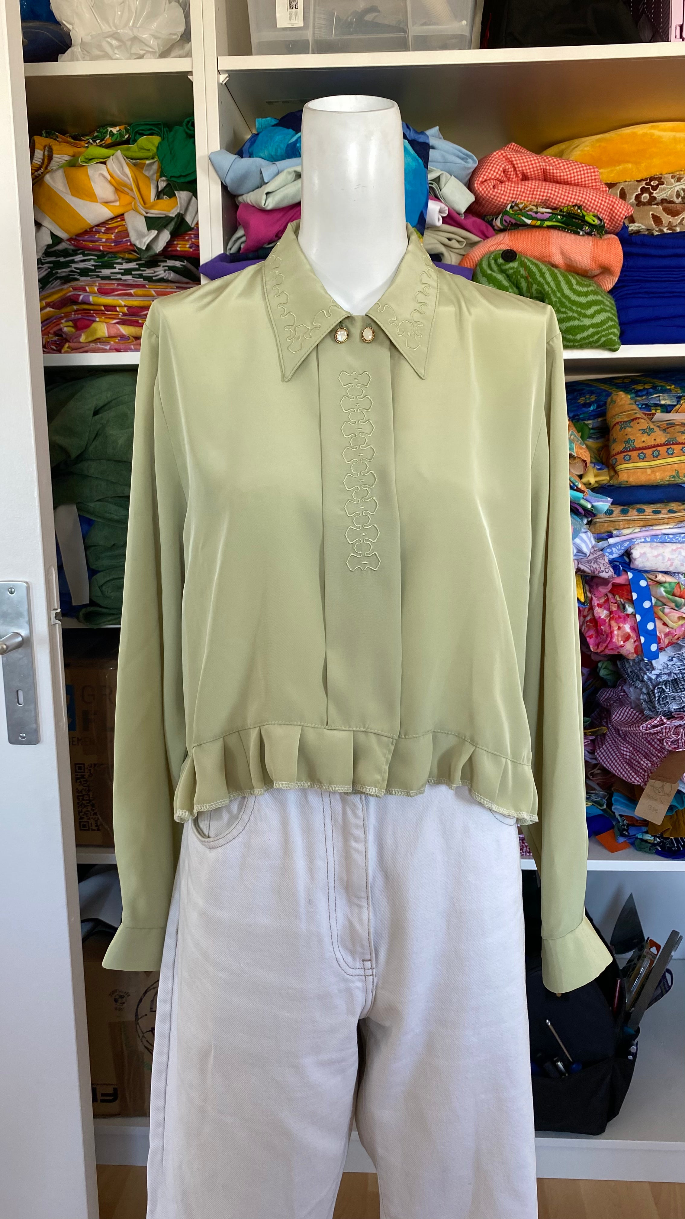 Froufrou • T. 36 à 40 • Chemise crop top vert amande brodée