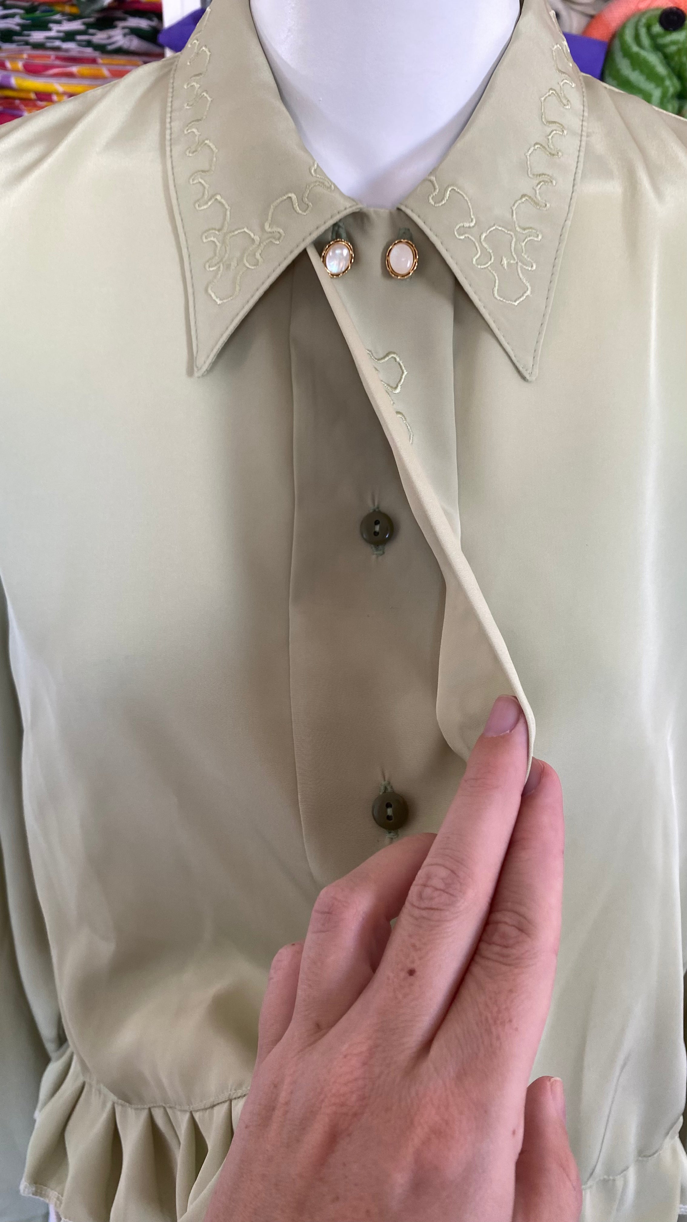 Froufrou • T. 36 à 40 • Chemise crop top vert amande brodée