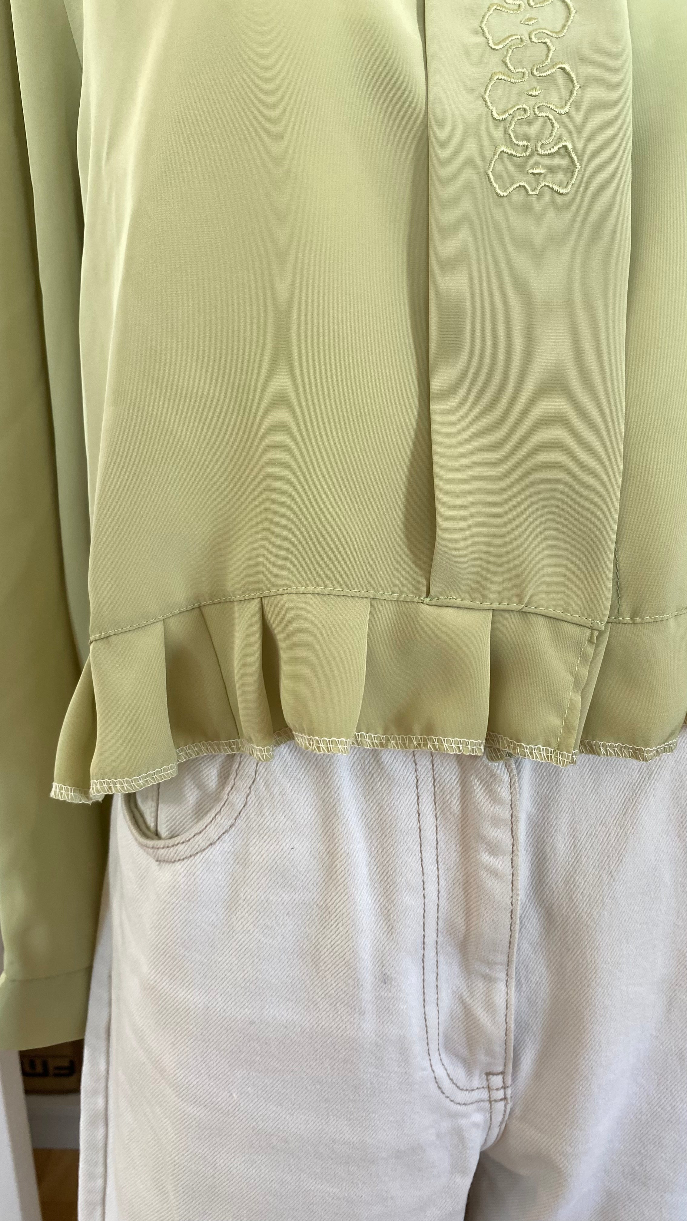 Froufrou • T. 36 à 40 • Chemise crop top vert amande brodée