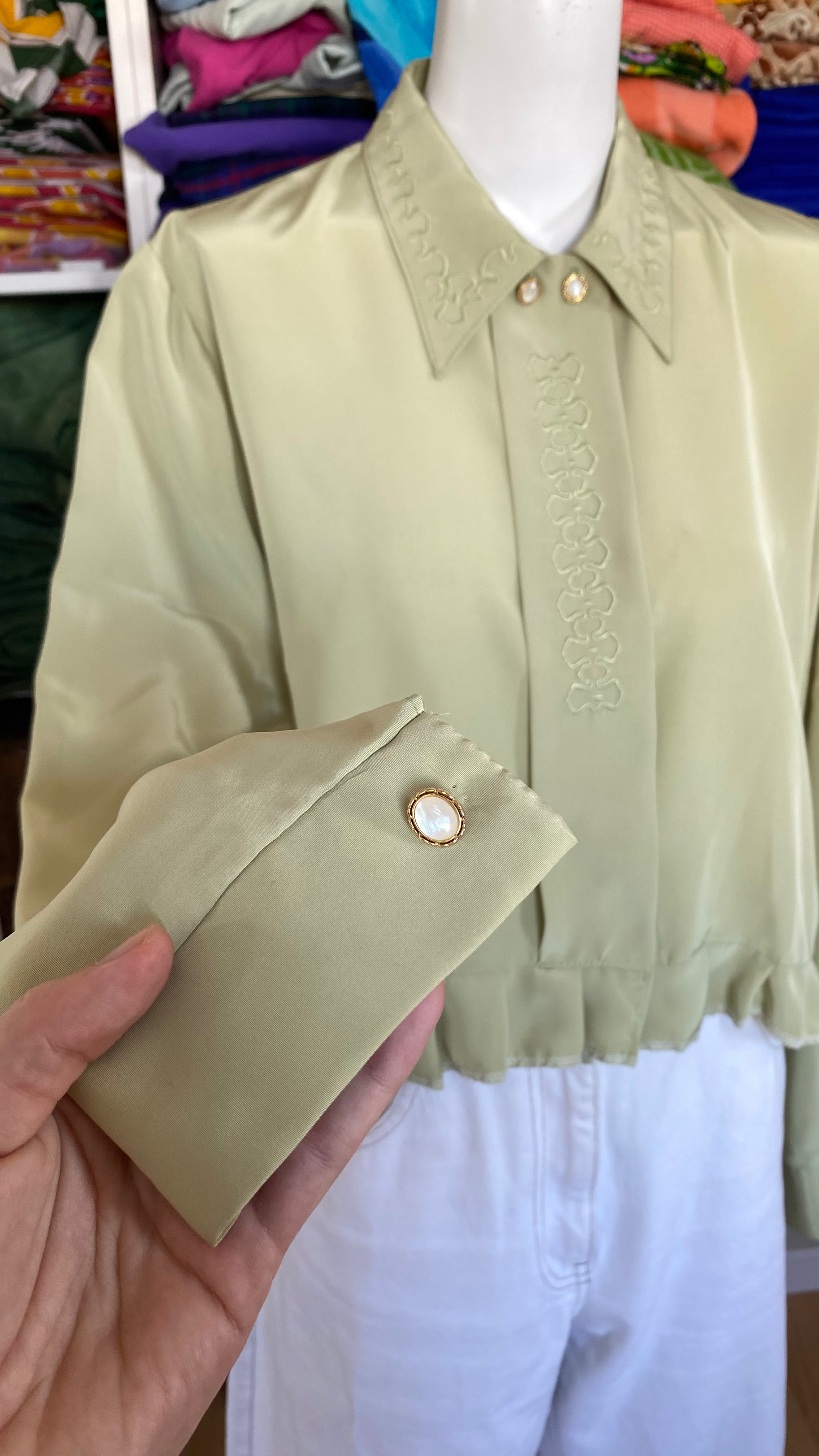 Froufrou • T. 36 à 40 • Chemise crop top vert amande brodée