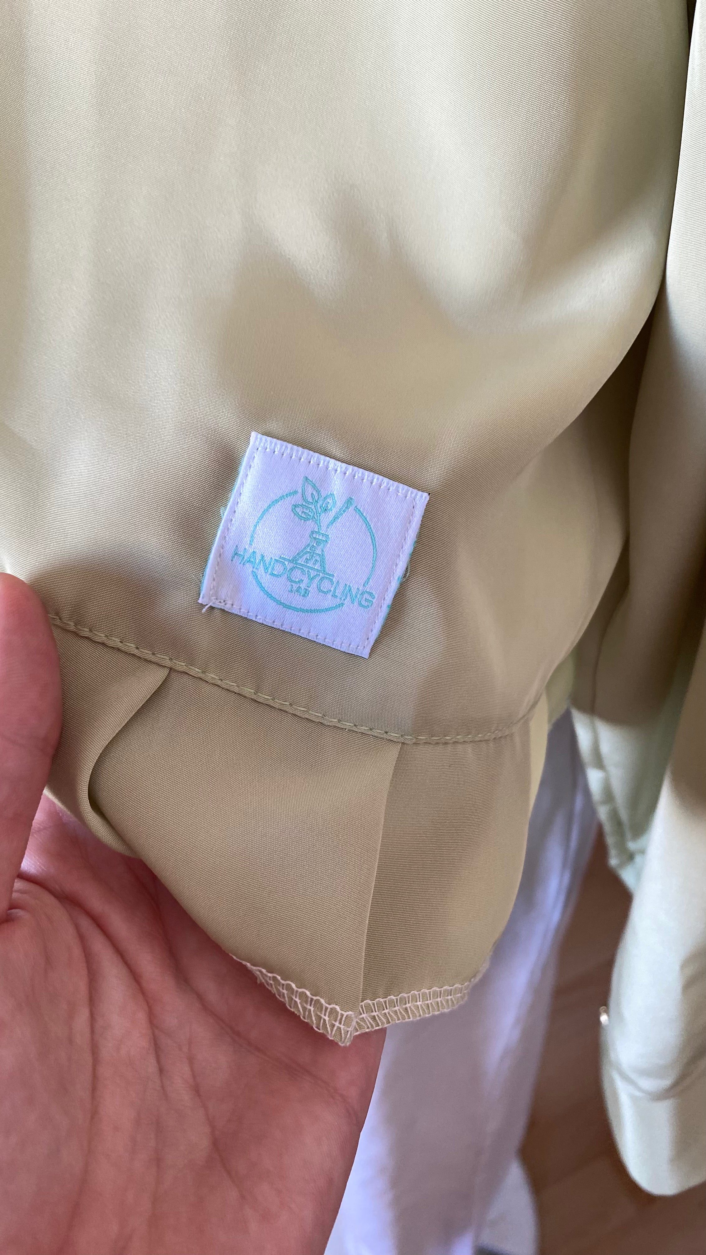 Froufrou • T. 36 à 40 • Chemise crop top vert amande brodée