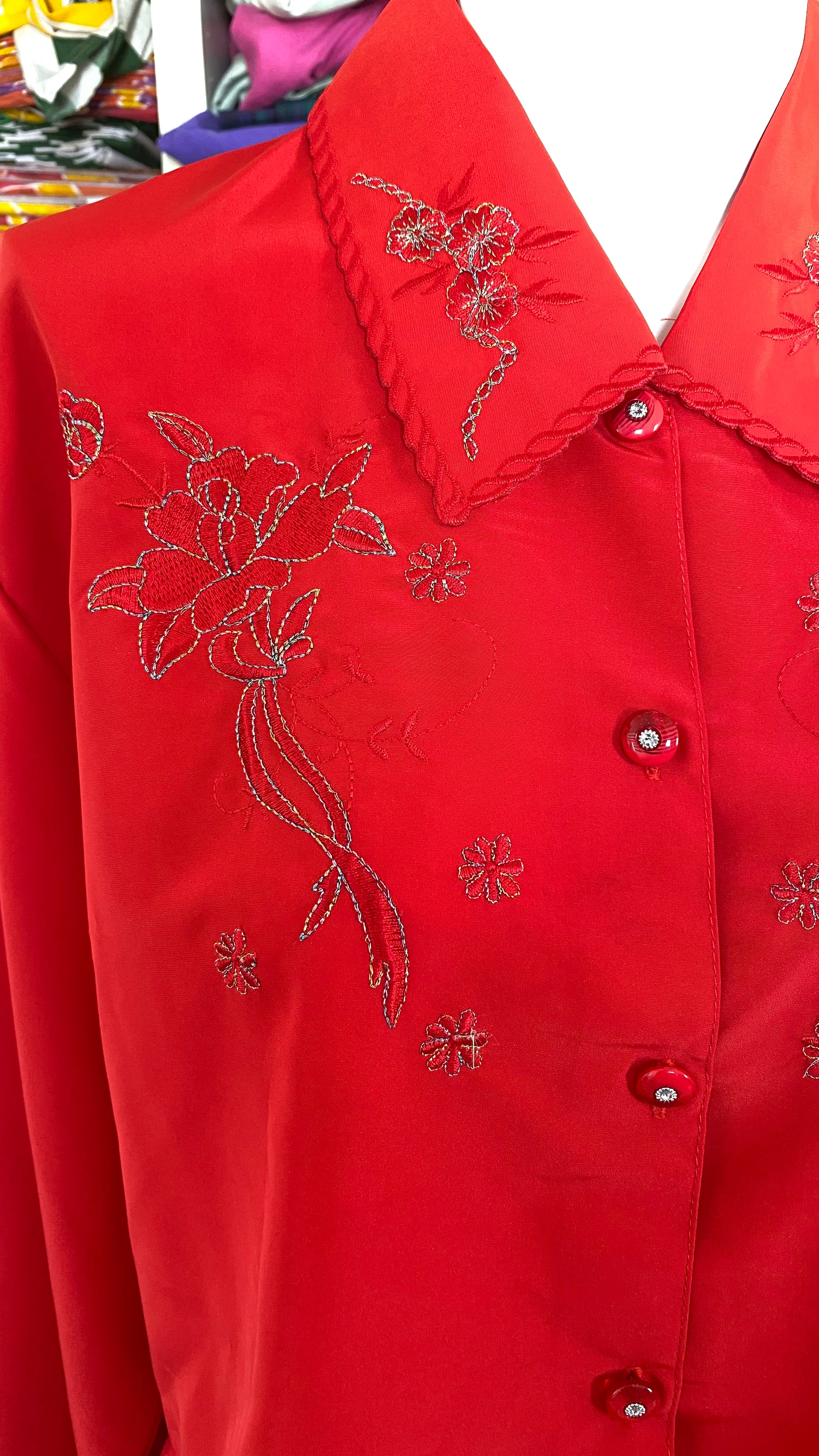 Froufrou • T. 38 à 44 • Chemise crop top rouge brodée