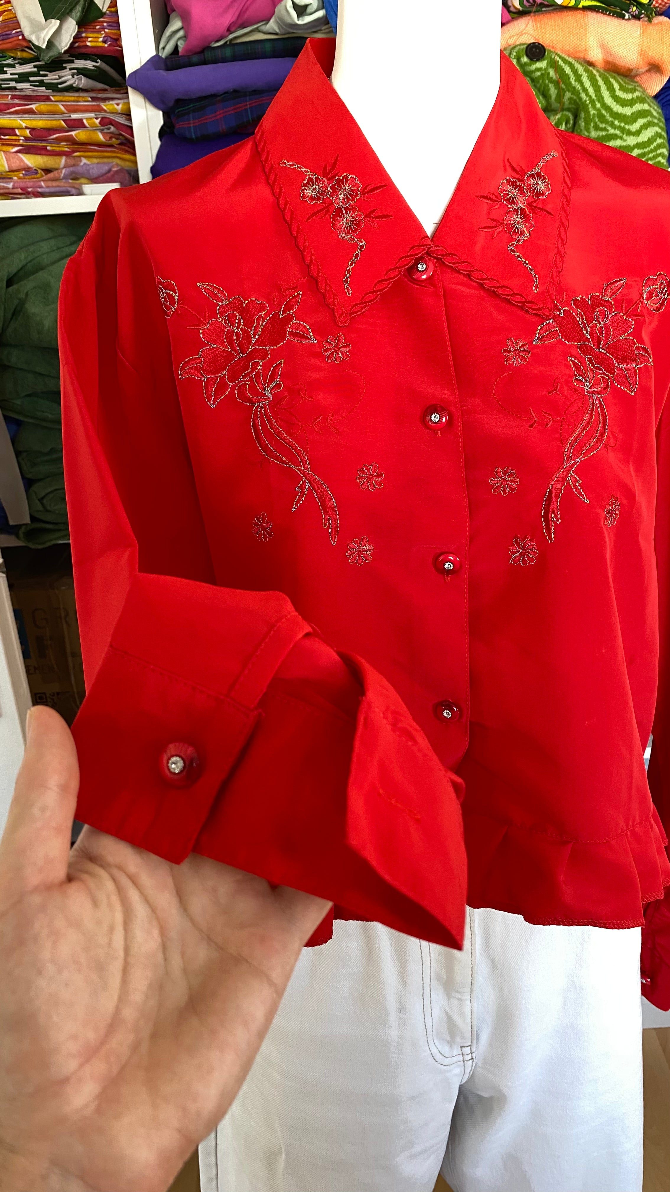 Froufrou • T. 38 à 44 • Chemise crop top rouge brodée