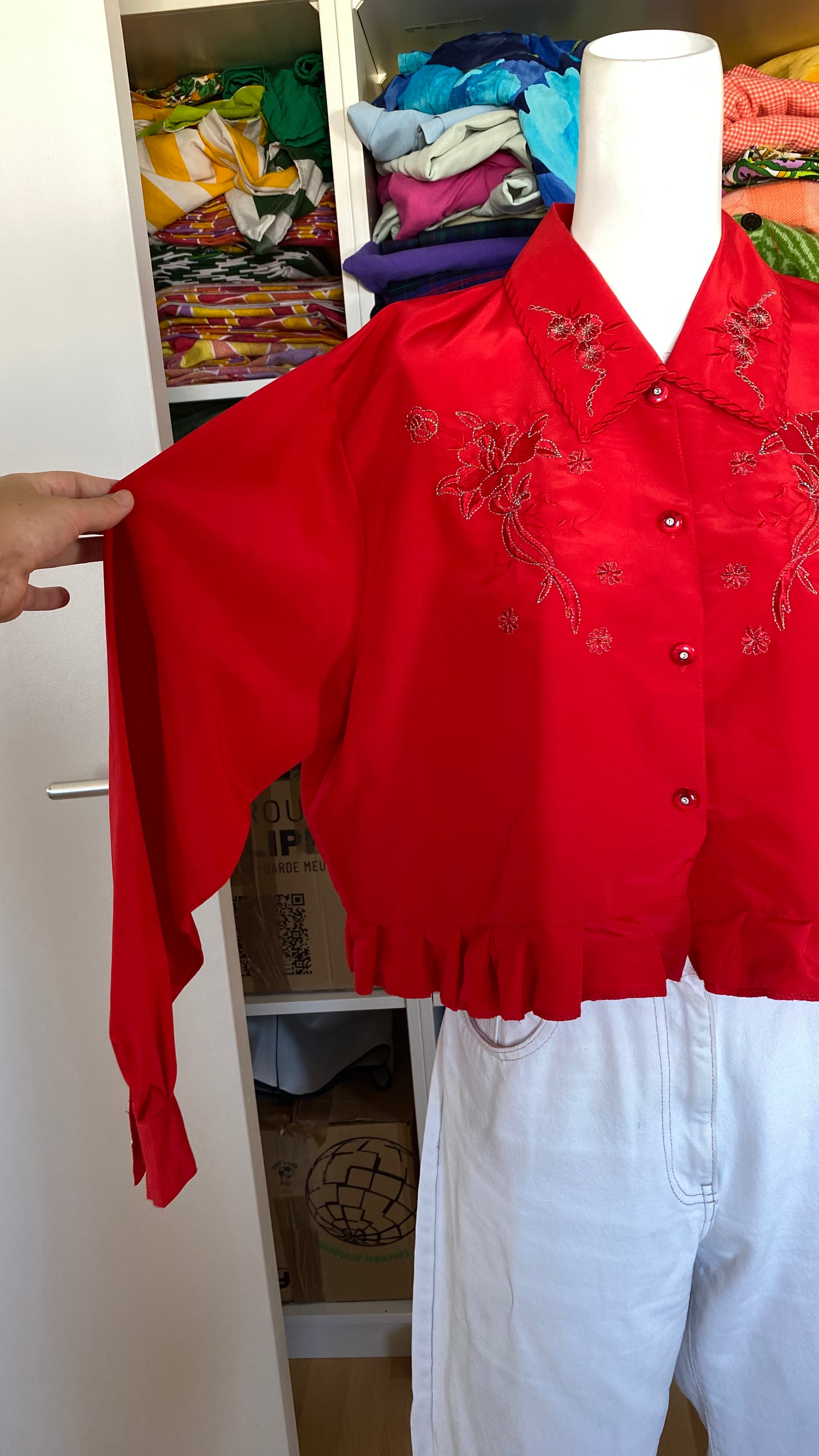 Froufrou • T. 38 à 44 • Chemise crop top rouge brodée