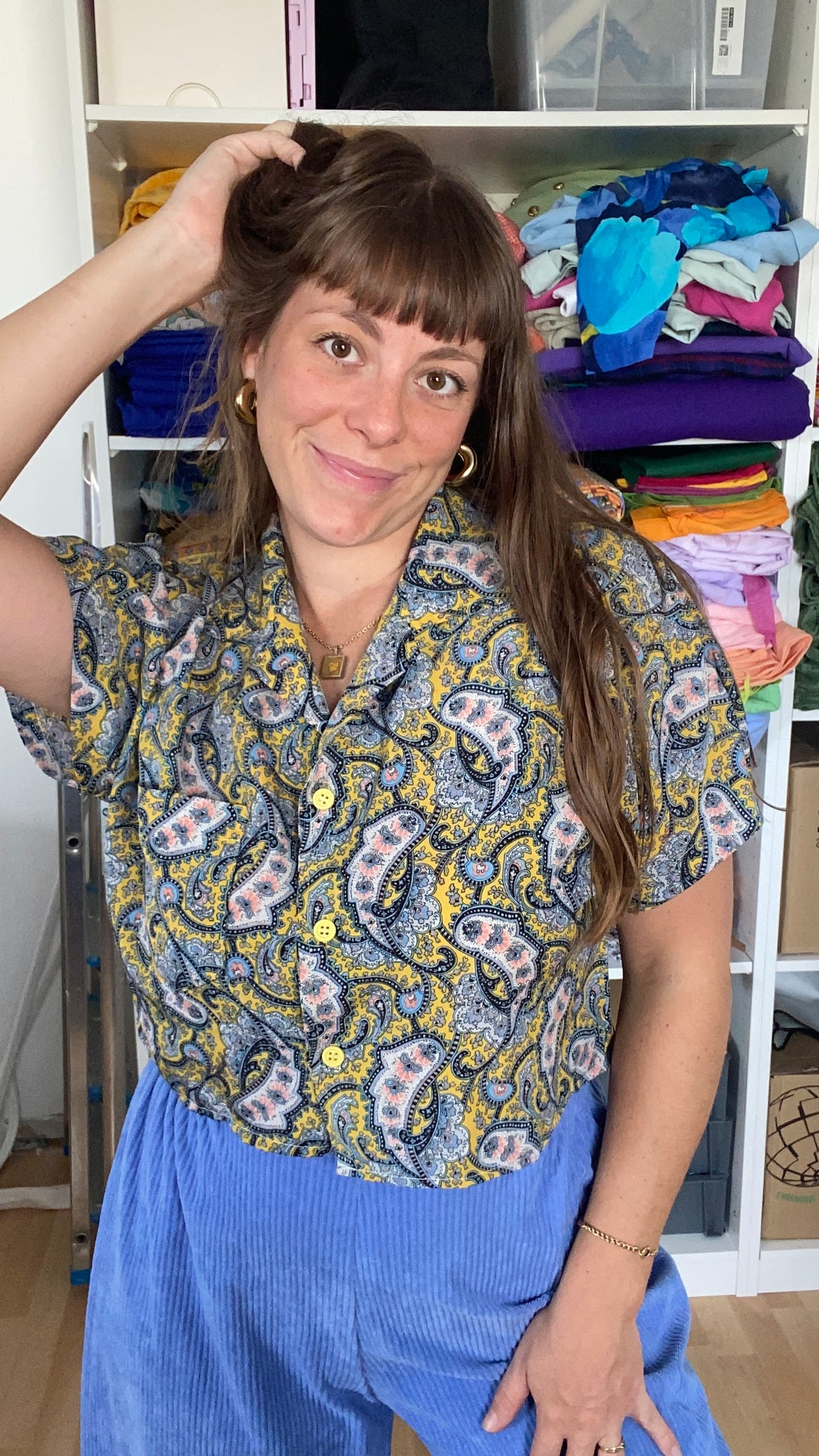 Cropped • T. 36 à 40 • Chemise jaune motif cachemire bleu et rose