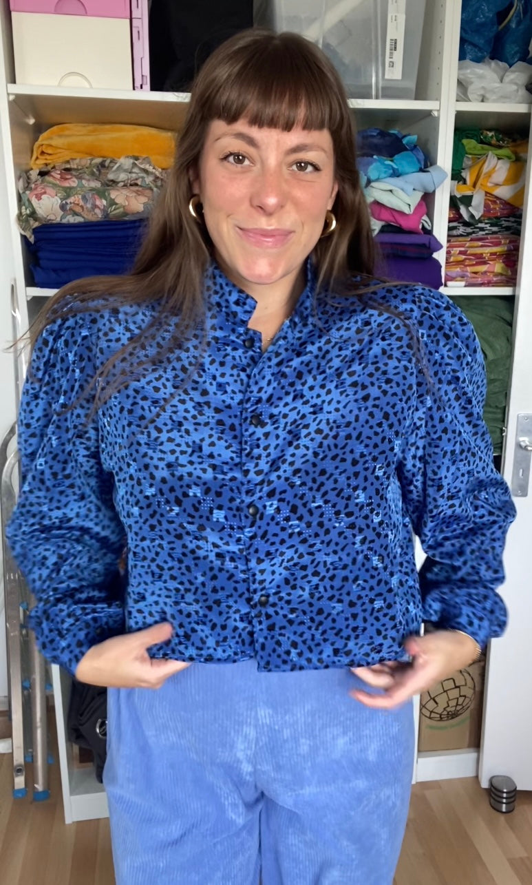 Cropped • T. 38 à 44 • Chemise bleu roi satinée à pois