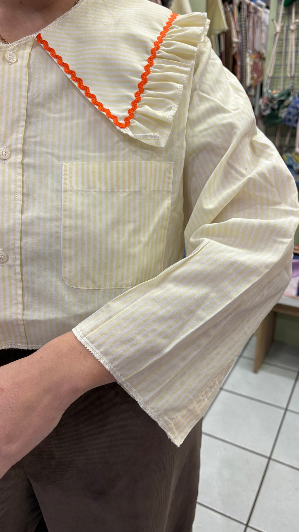 Sweaties • T.34 à 38 • Chemise upcyclée grand col rayures jaunes et blanches