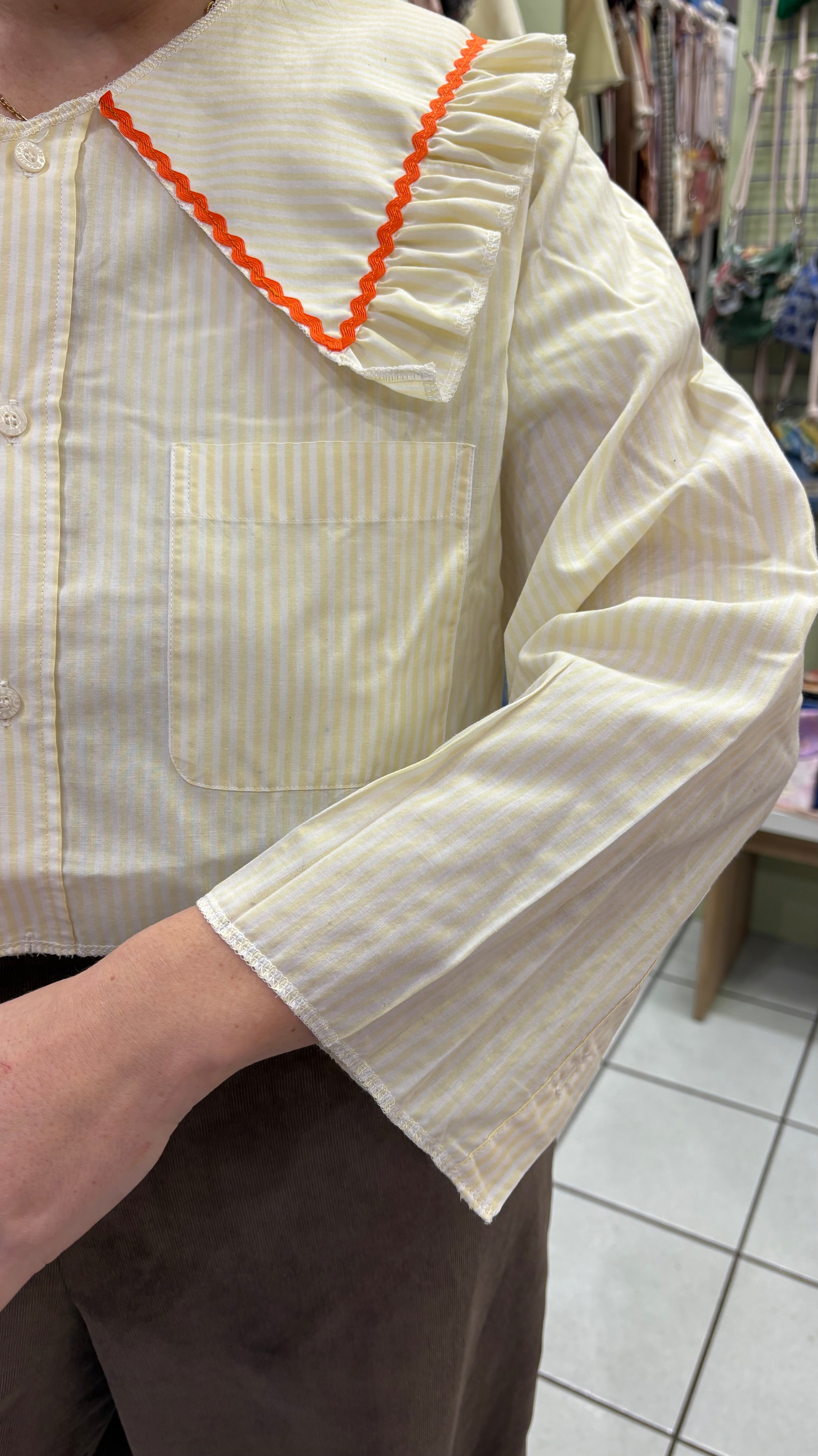Sweaties • T.34 à 38 • Chemise upcyclée grand col rayures jaunes et blanches