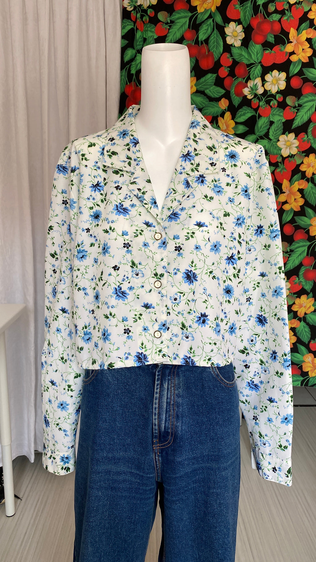 Cropped • T. 38 à 46 • Chemise courte manches longues blanche liberty bleues