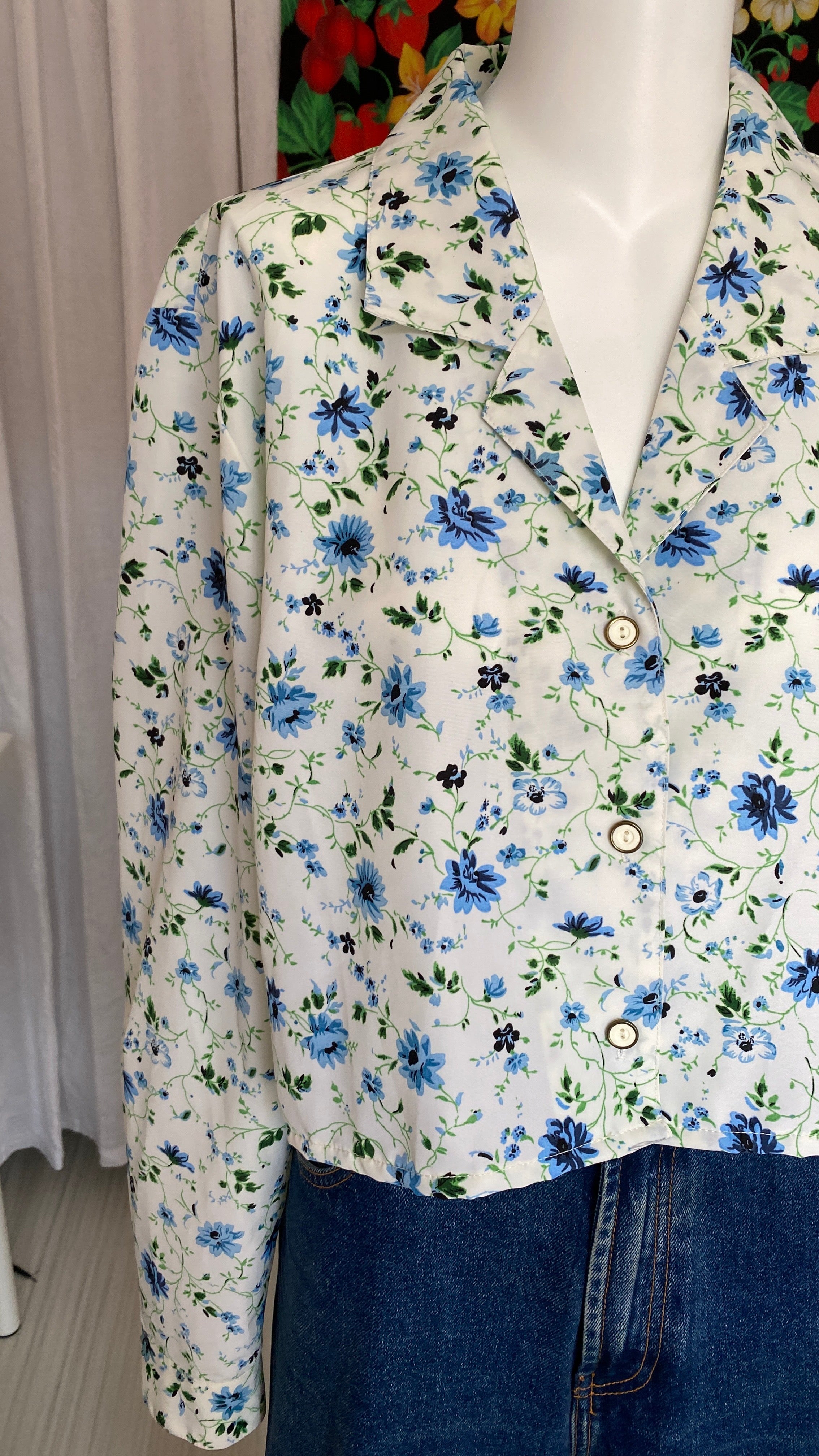 Cropped • T. 38 à 46 • Chemise courte manches longues blanche liberty bleues