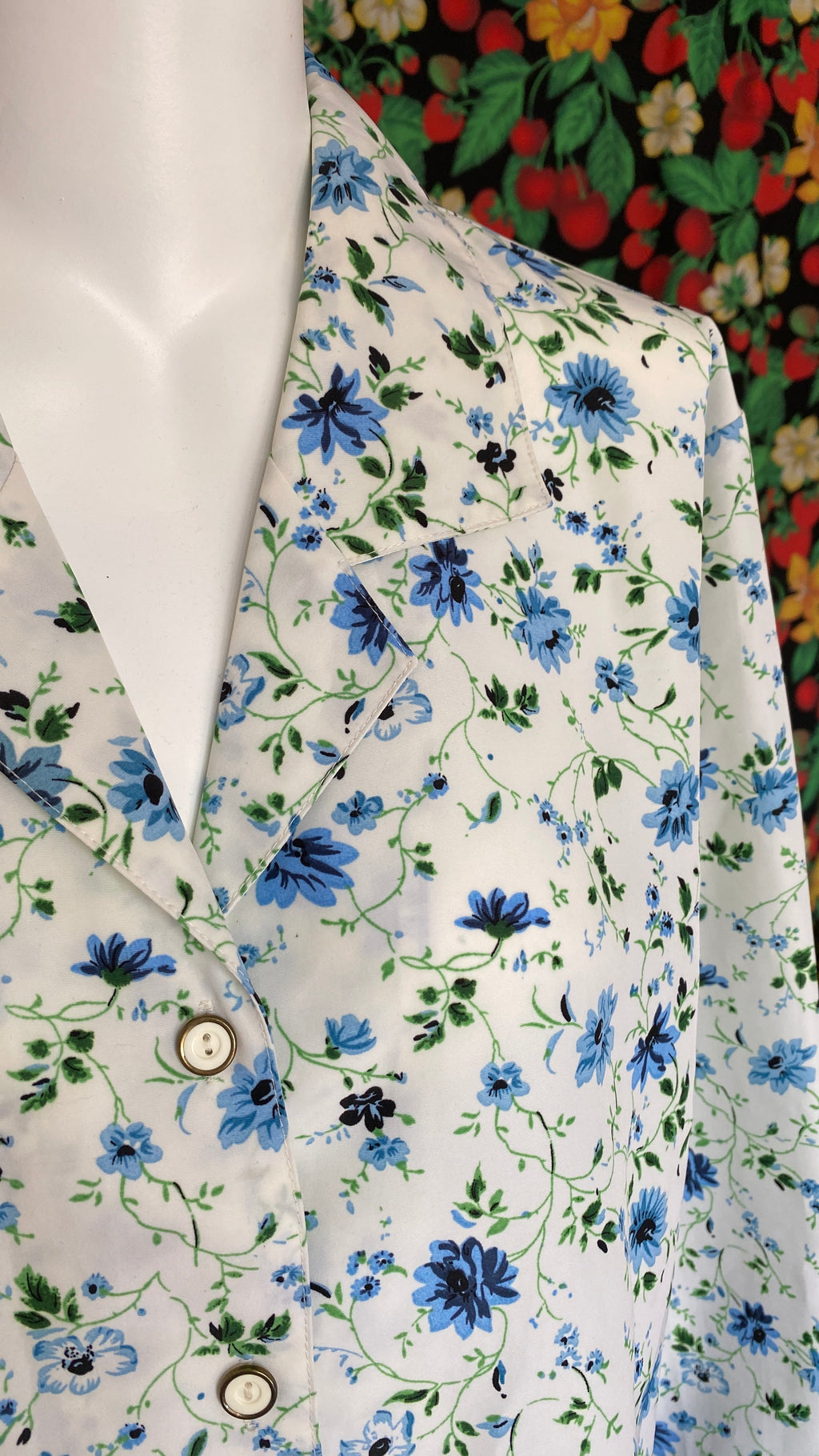 Cropped • T. 38 à 46 • Chemise courte manches longues blanche liberty bleues