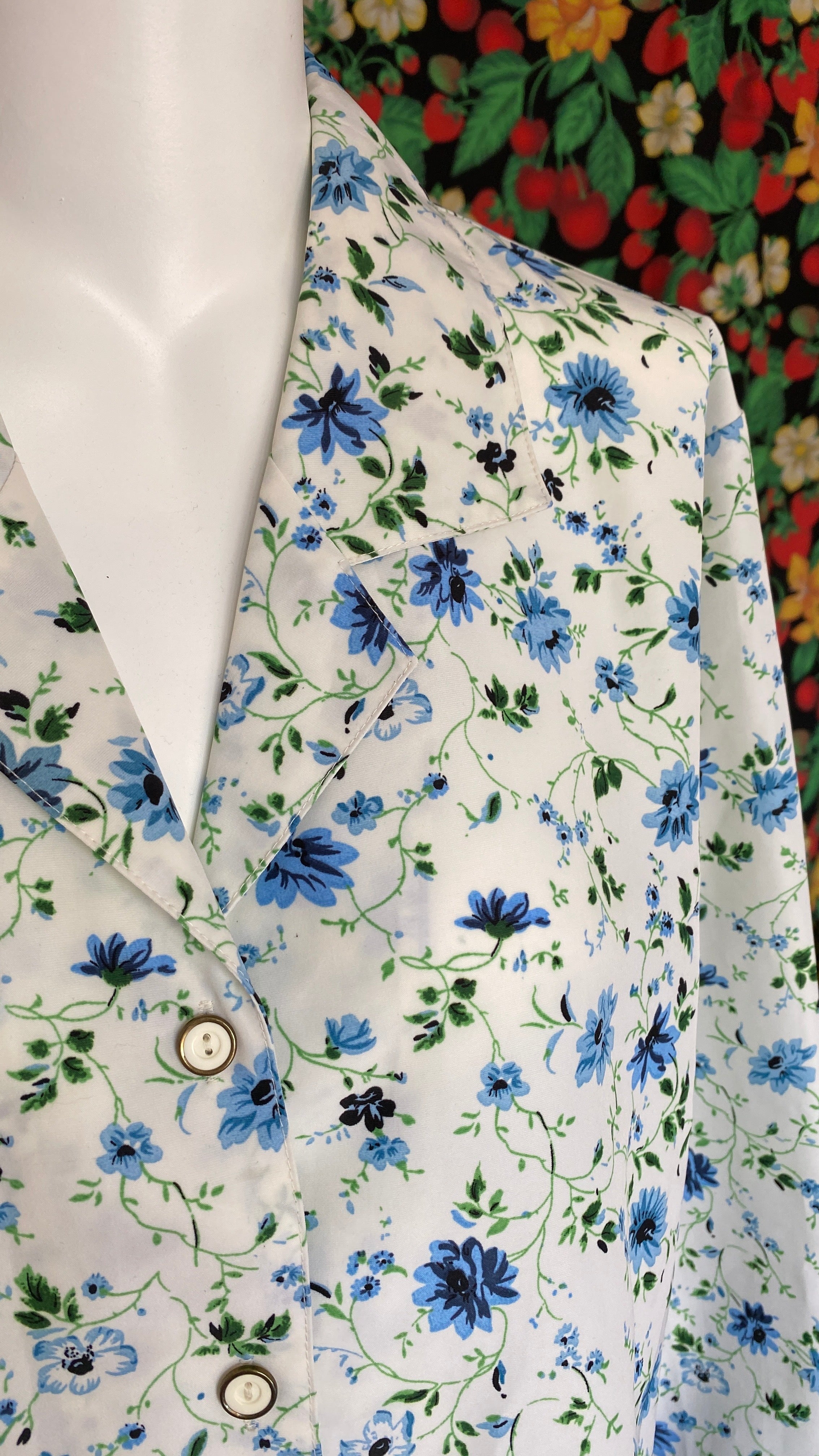 Cropped • T. 38 à 46 • Chemise courte manches longues blanche liberty bleues