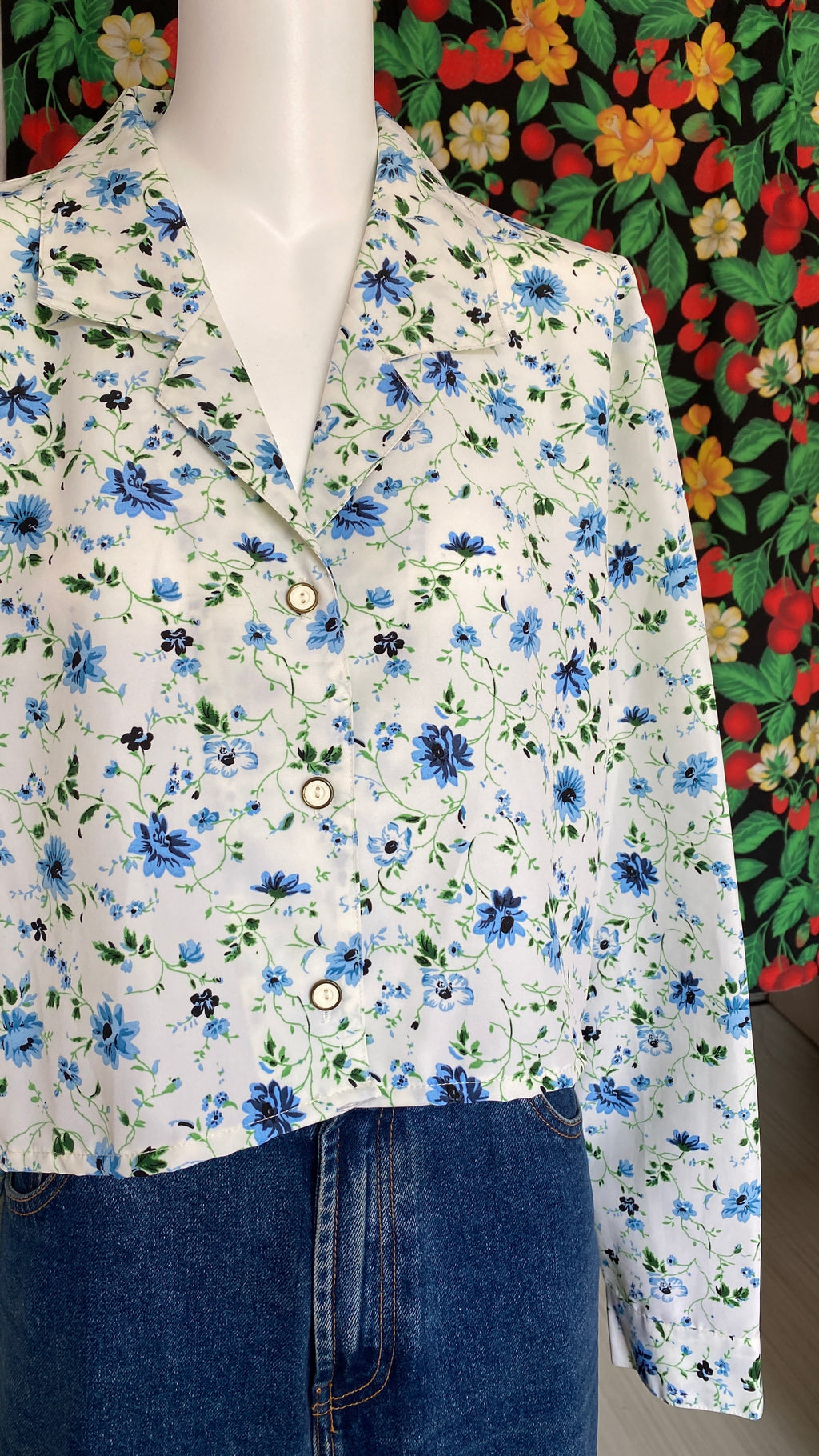 Cropped • T. 38 à 46 • Chemise courte manches longues blanche liberty bleues