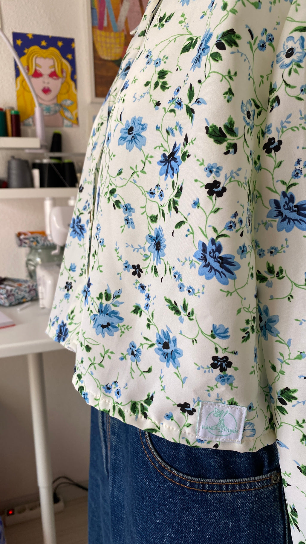 Cropped • T. 38 à 46 • Chemise courte manches longues blanche liberty bleues