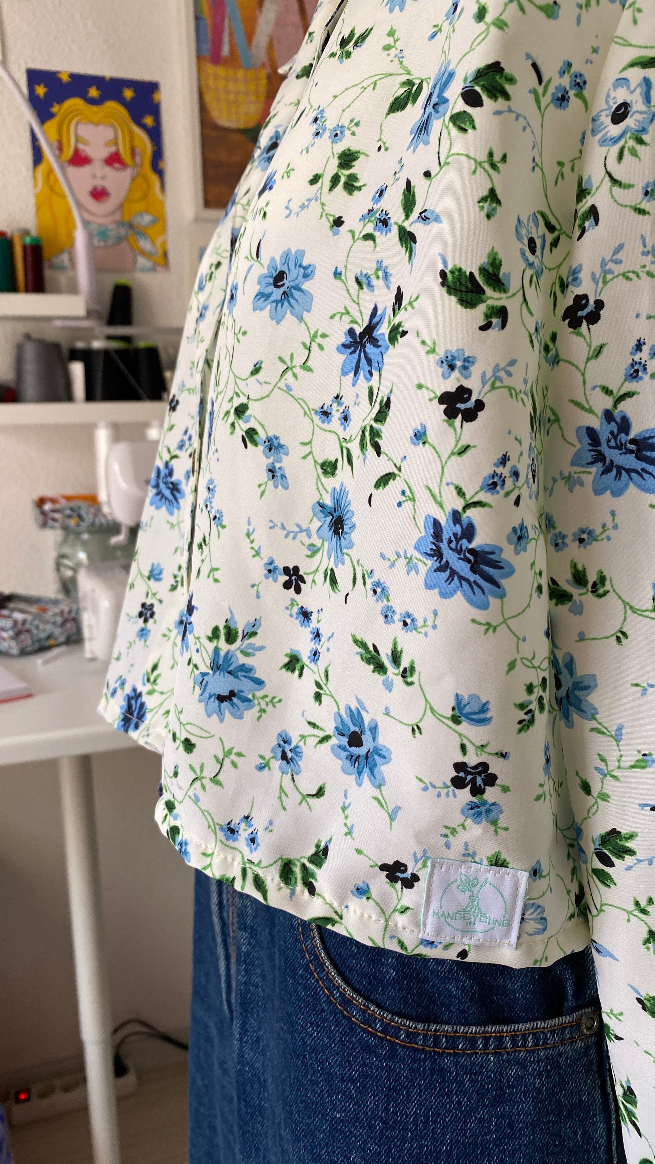 Cropped • T. 38 à 46 • Chemise courte manches longues blanche liberty bleues