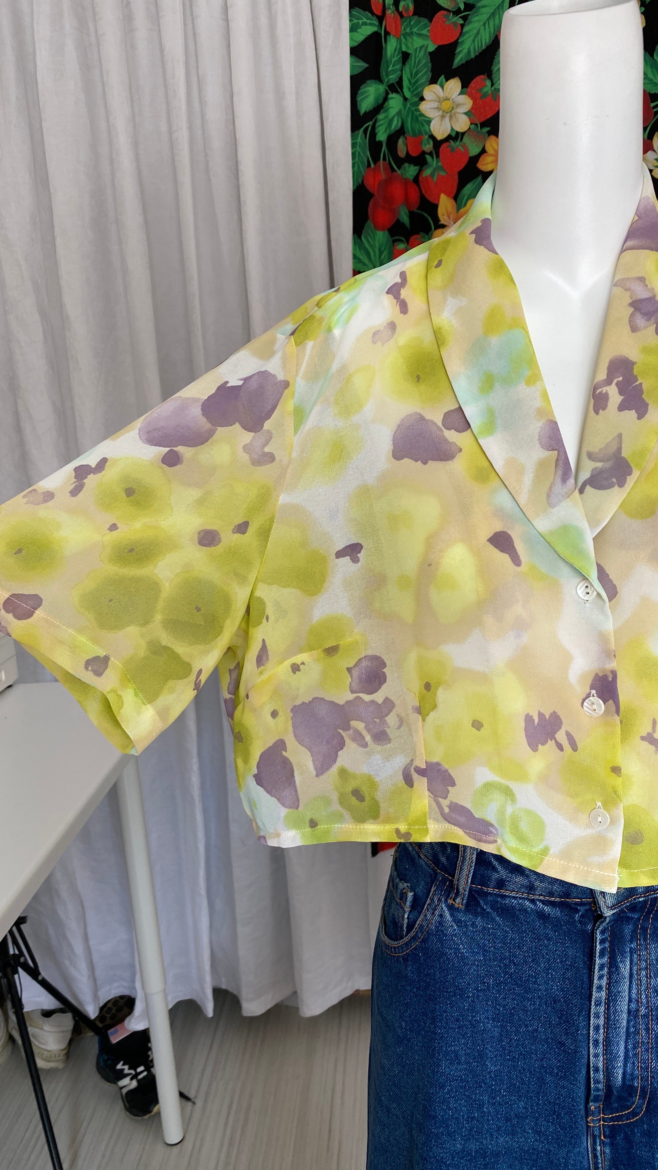 Chemise cropped manche courte • T. 36 à 38 • Chemise courte manche courte jaune et violette voilage transparent