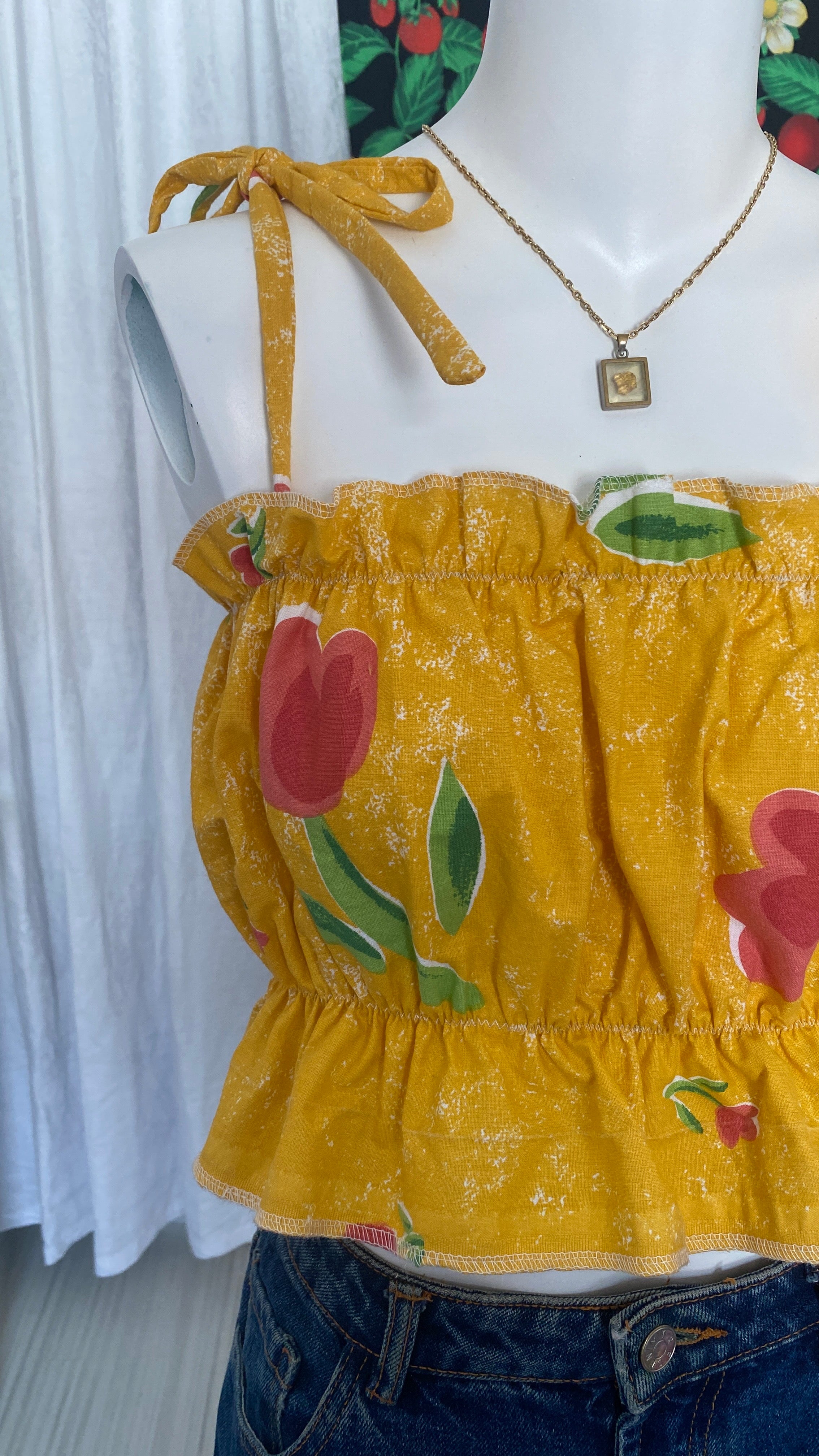 P'tis Ôh • T. M  • Haut bandeau à froufrou upcyclé jaune à fleurs rouge