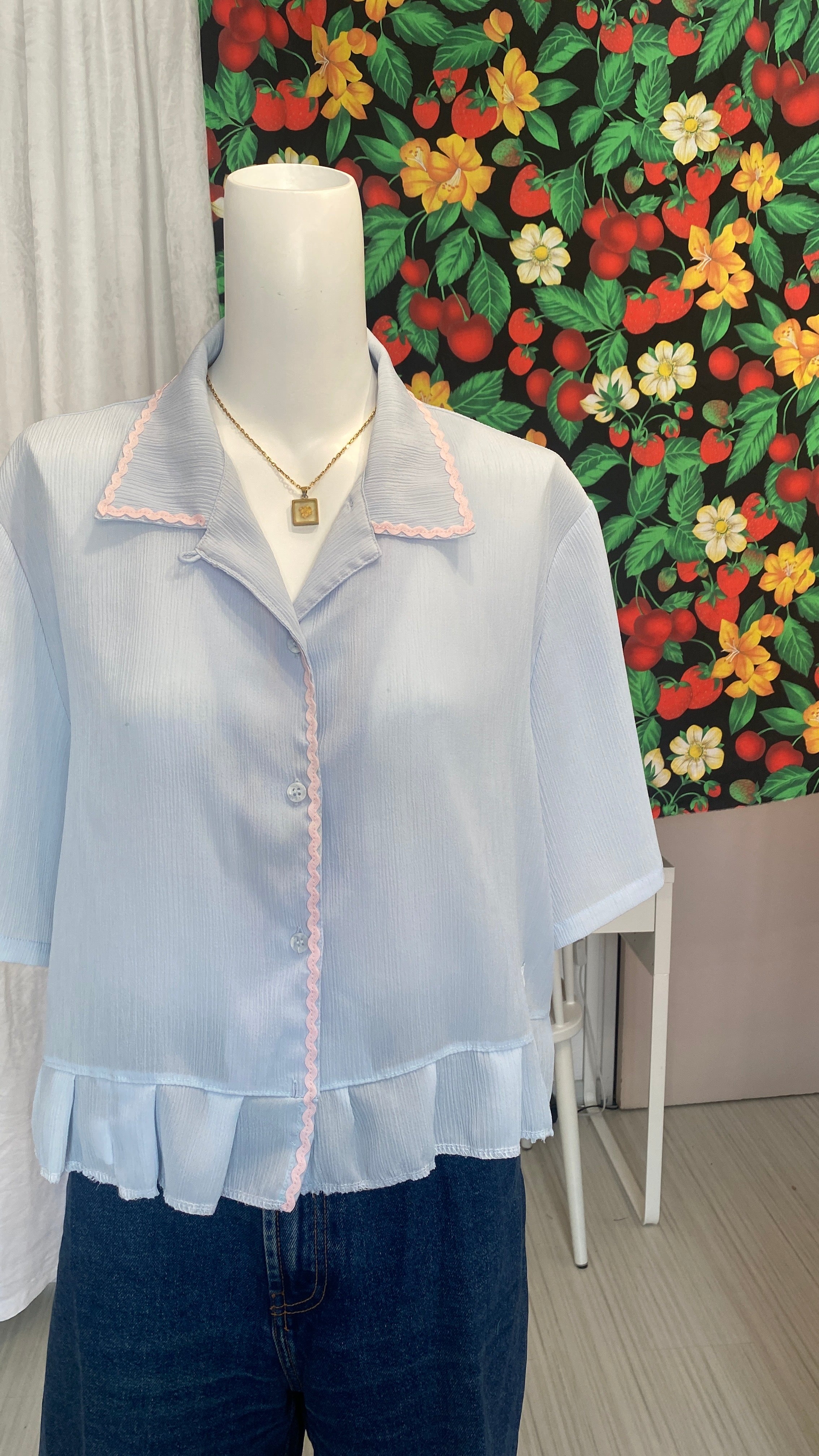 Chemise froufrou • T. 38 à 44 • Chemise courte manches courtes bleu ciel broderie zig zag