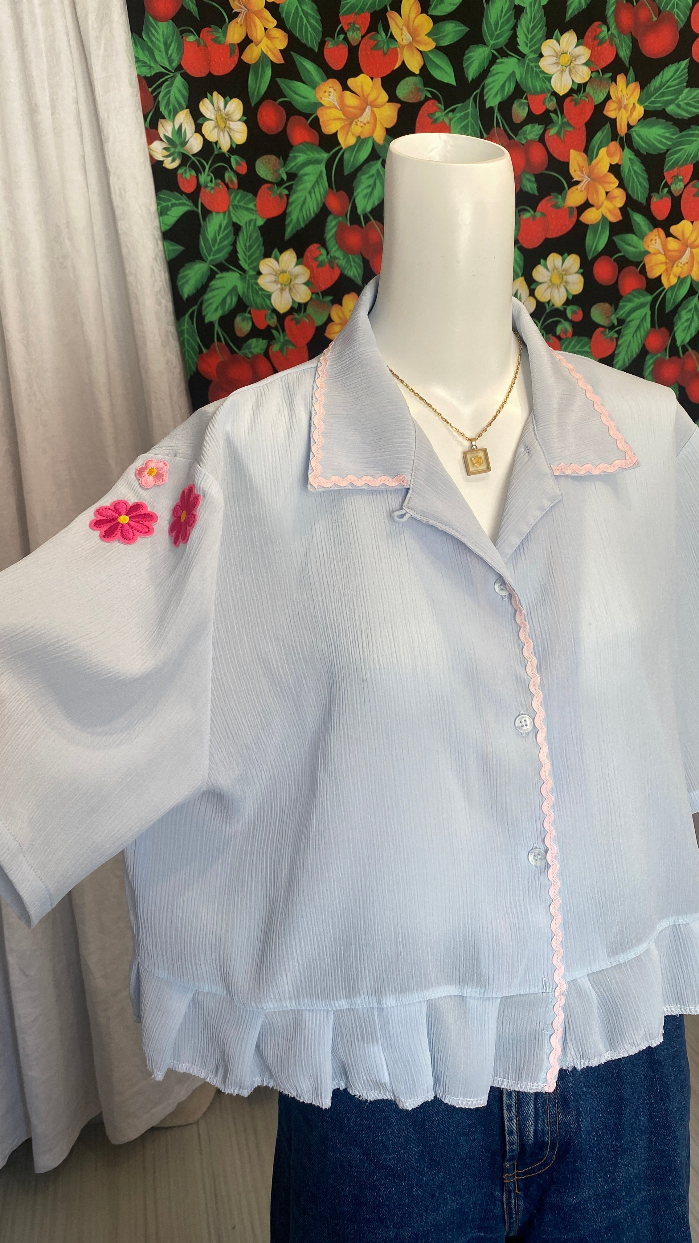 Chemise froufrou • T. 38 à 44 • Chemise courte manches courtes bleu ciel broderie zig zag