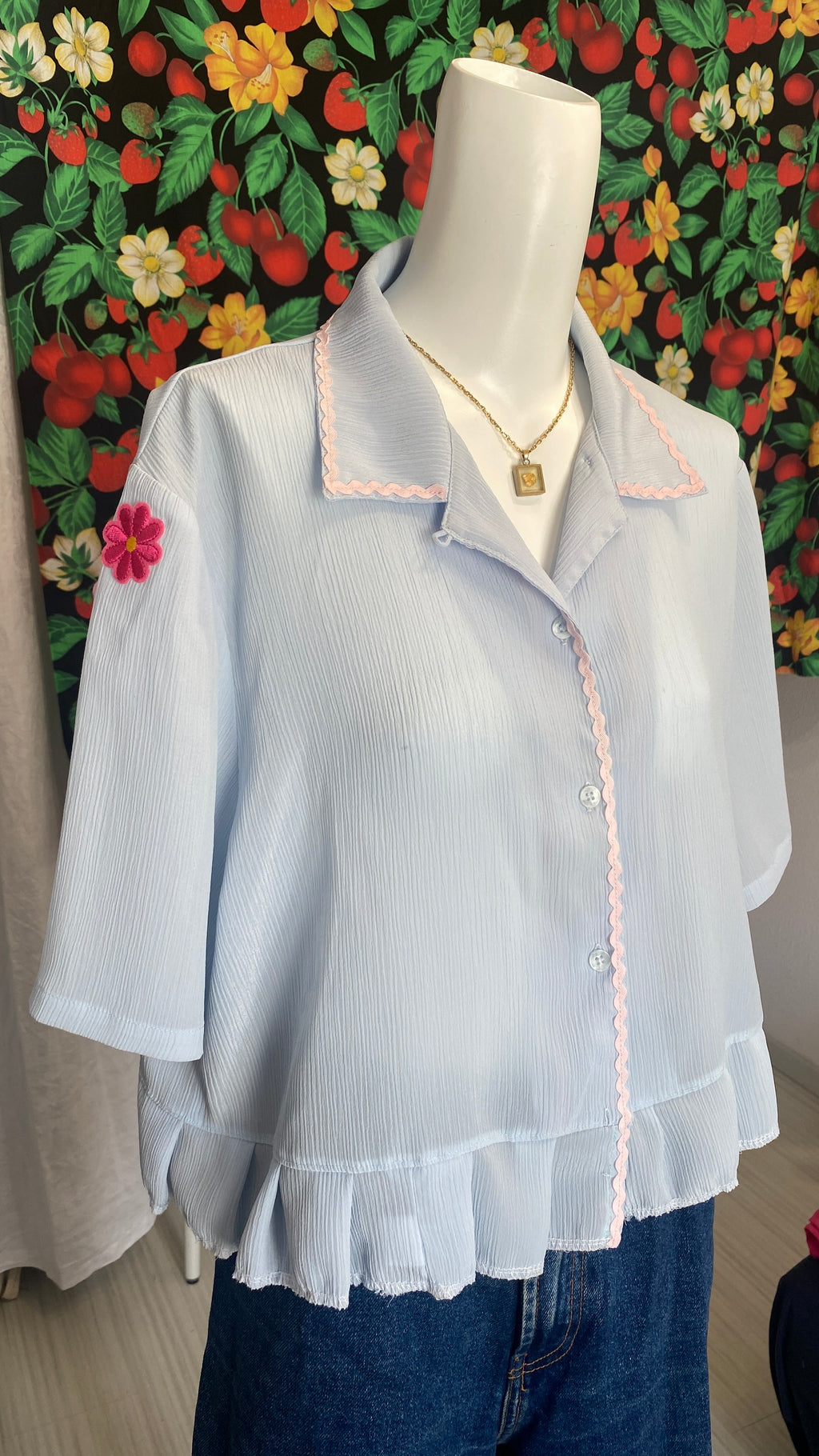 Chemise froufrou • T. 38 à 44 • Chemise courte manches courtes bleu ciel broderie zig zag