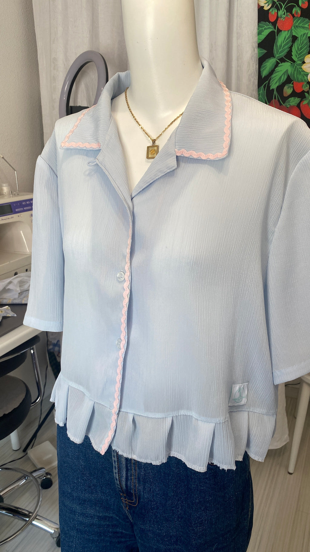 Chemise froufrou • T. 38 à 44 • Chemise courte manches courtes bleu ciel broderie zig zag