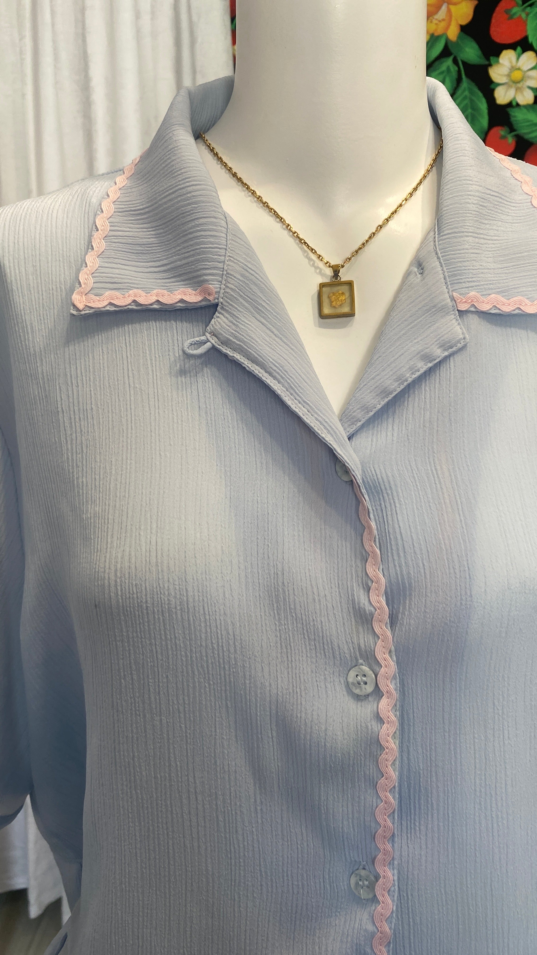 Chemise froufrou • T. 38 à 44 • Chemise courte manches courtes bleu ciel broderie zig zag