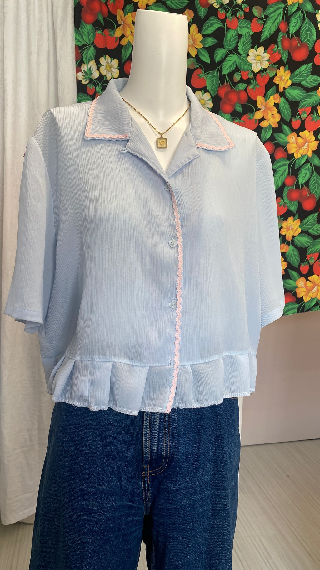Chemise froufrou • T. 38 à 44 • Chemise courte manches courtes bleu ciel broderie zig zag