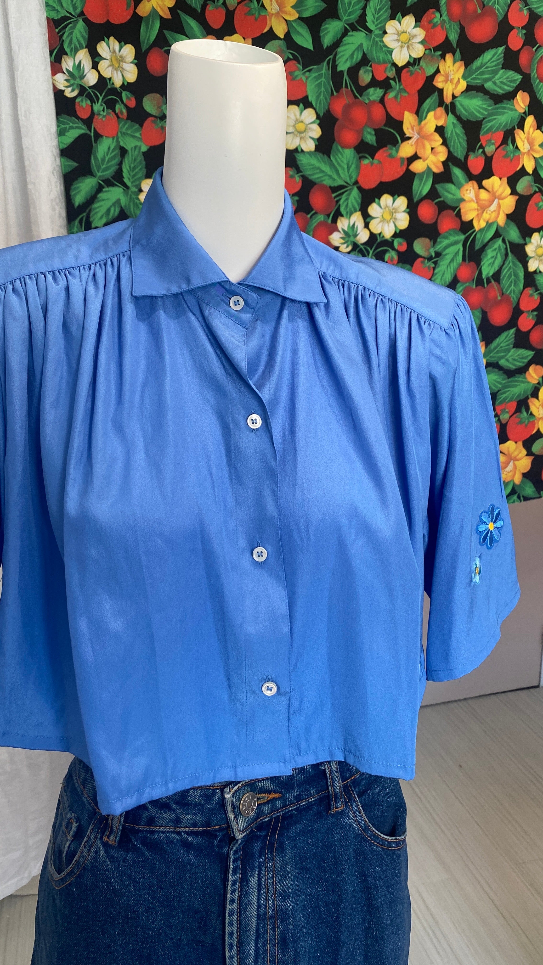 Cropped • T. 34 à 38 • Chemise courte manches courtes bleue brillante + fleurs