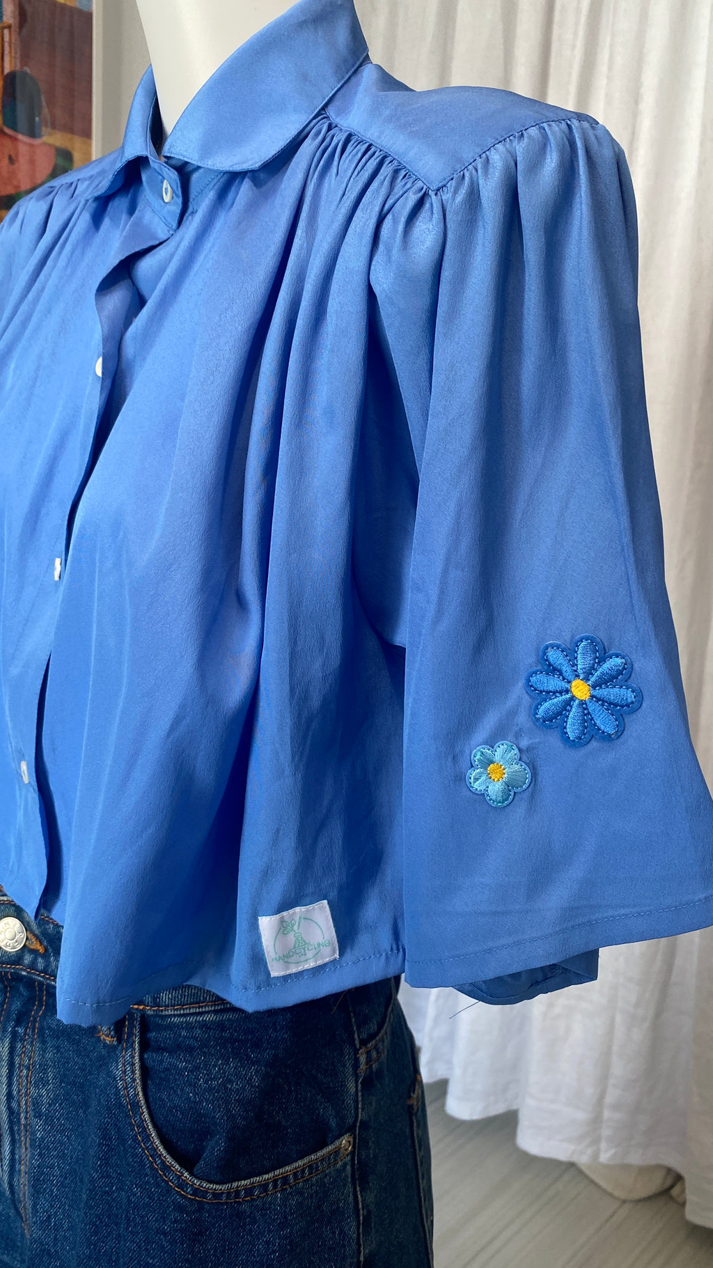 Cropped • T. 34 à 38 • Chemise courte manches courtes bleue brillante + fleurs