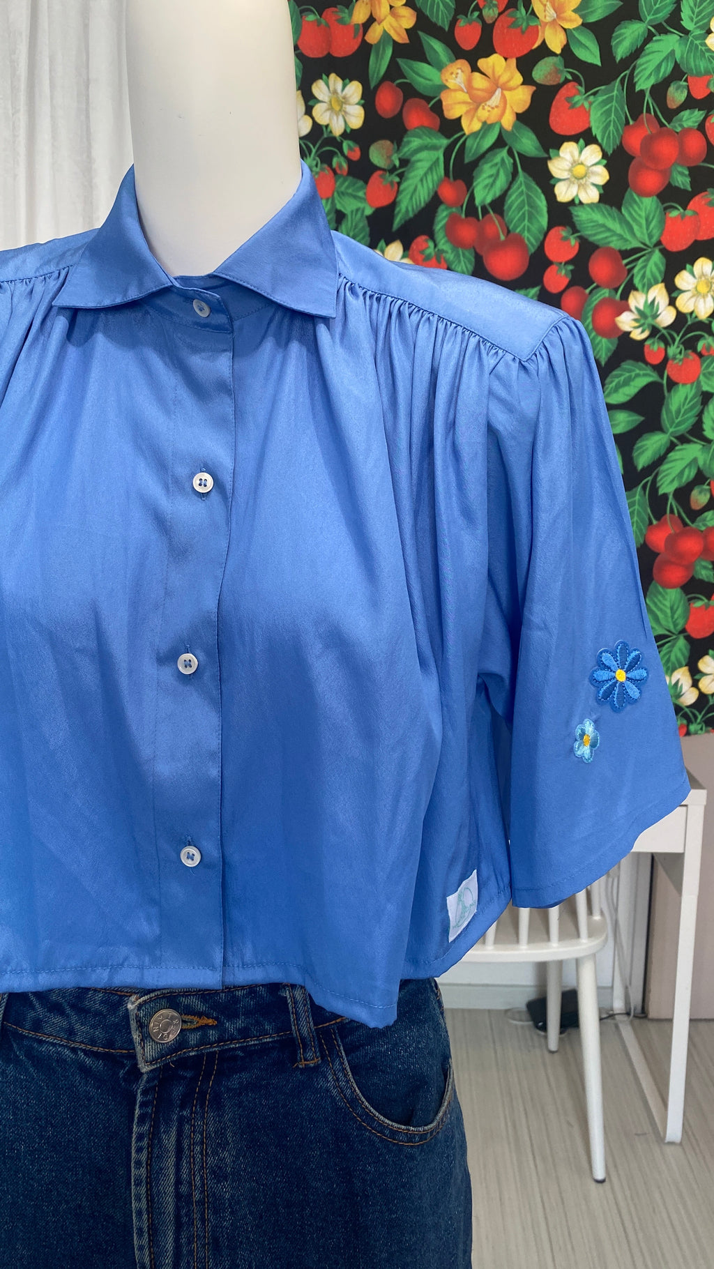 Cropped • T. 34 à 38 • Chemise courte manches courtes bleue brillante + fleurs