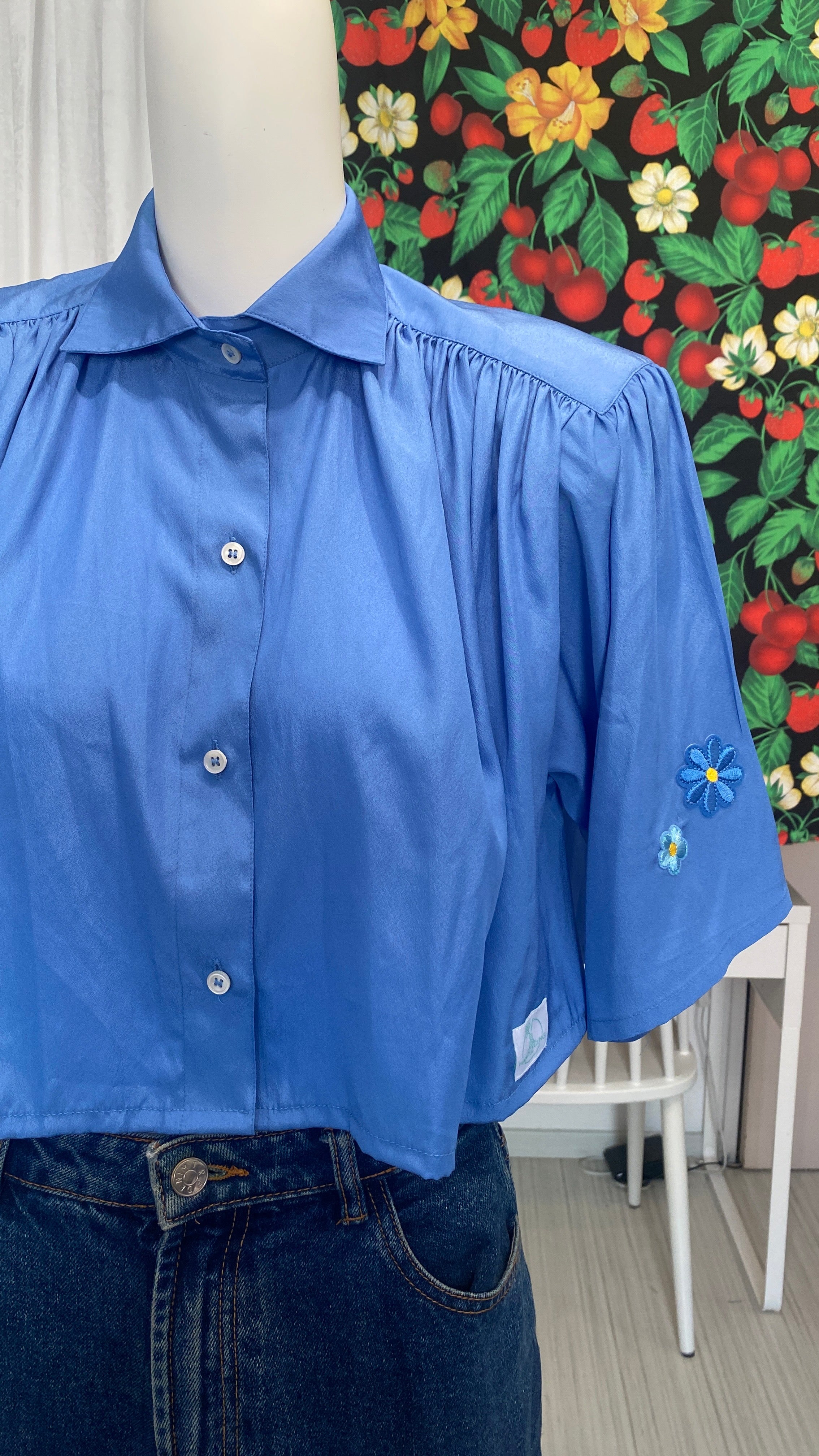 Cropped • T. 34 à 38 • Chemise courte manches courtes bleue brillante + fleurs