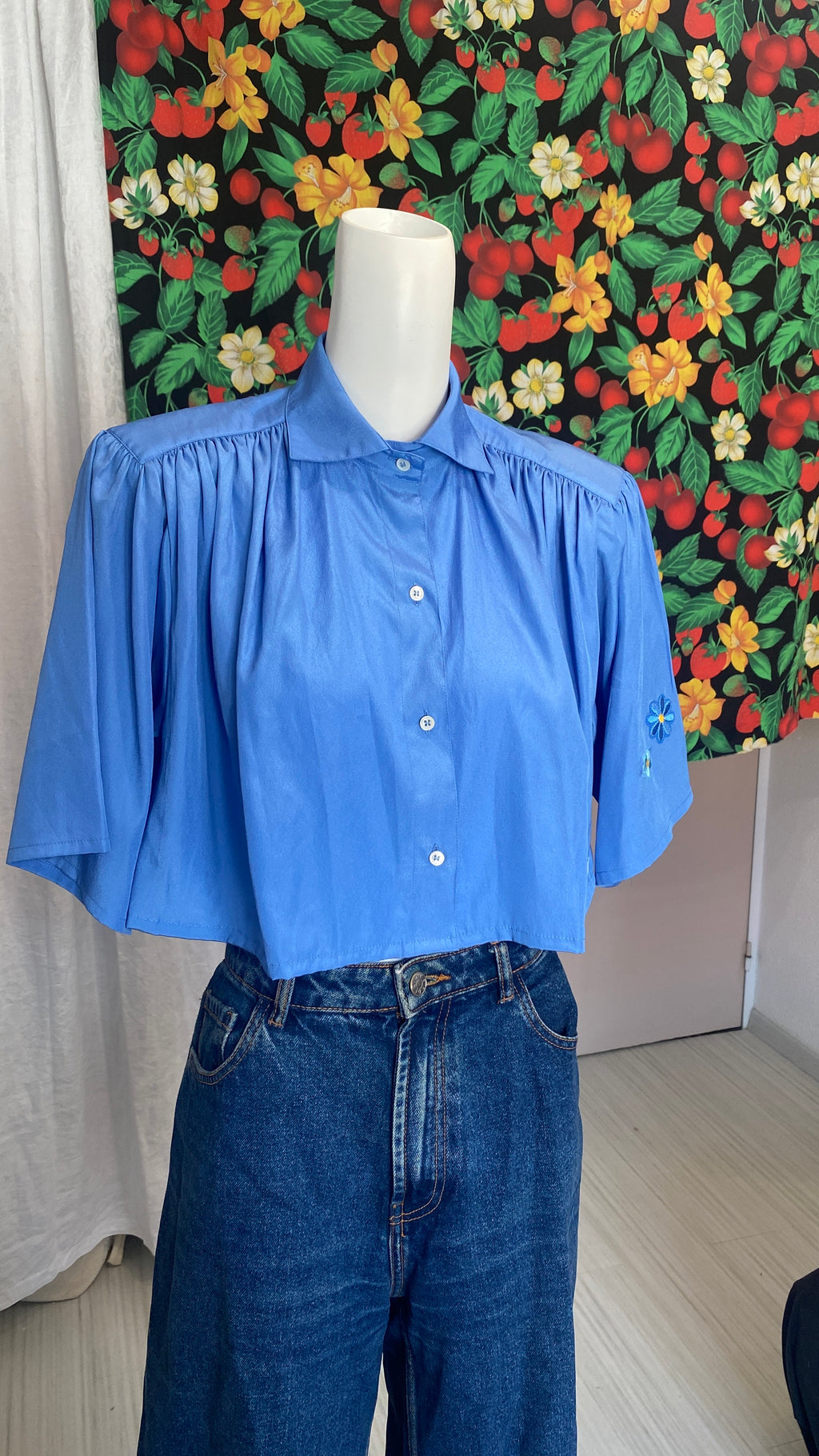 Cropped • T. 34 à 38 • Chemise courte manches courtes bleue brillante + fleurs