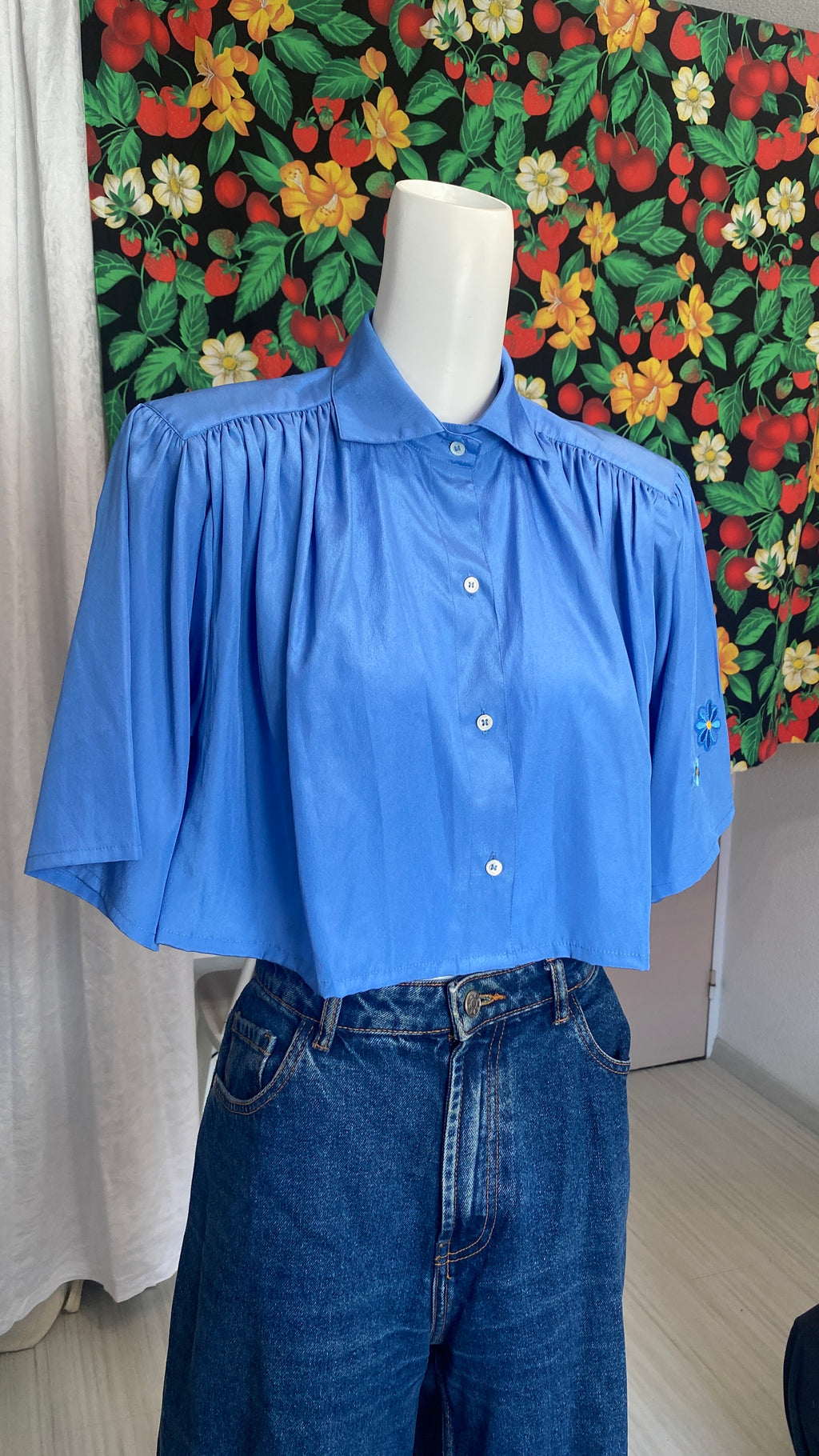 Cropped • T. 34 à 38 • Chemise courte manches courtes bleue brillante + fleurs