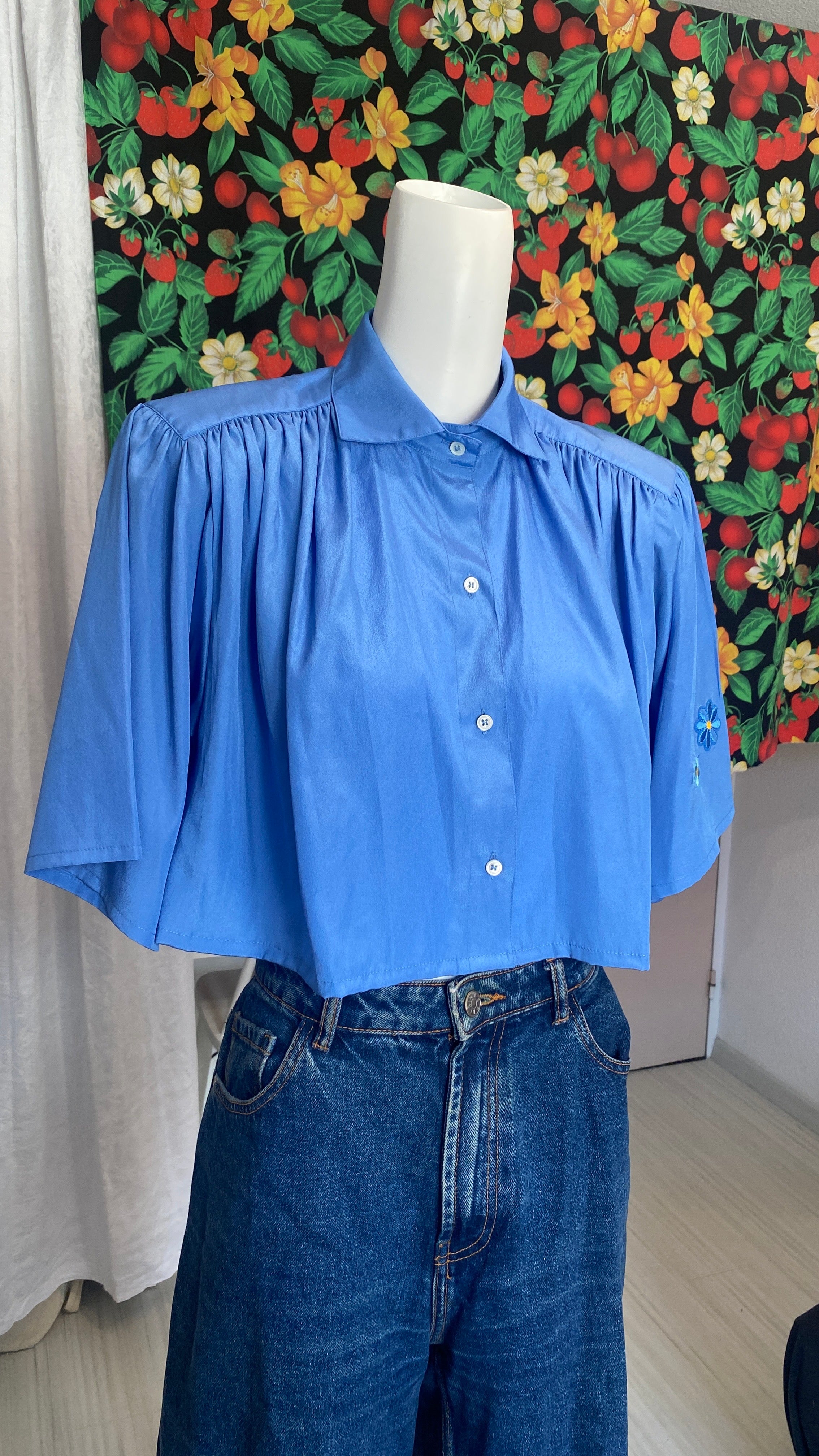Cropped • T. 34 à 38 • Chemise courte manches courtes bleue brillante + fleurs